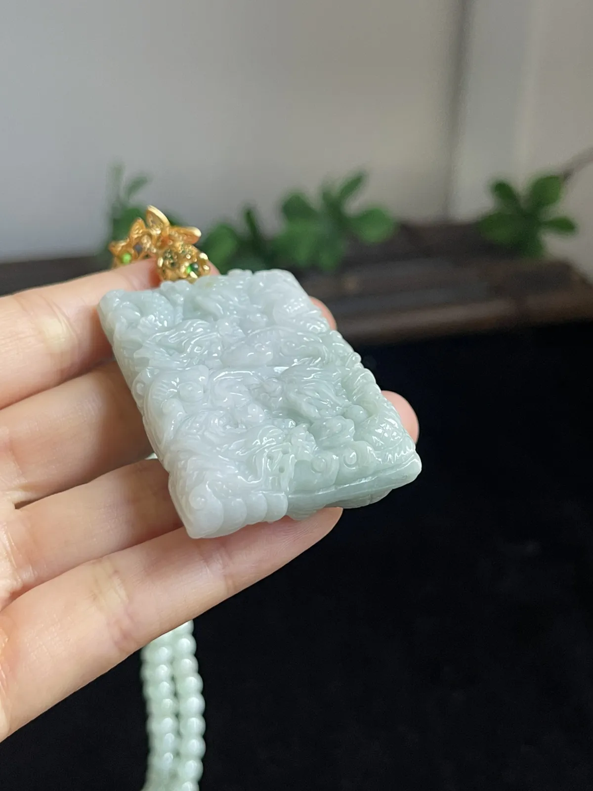 翡翠糯化种吊坠，配珠未测