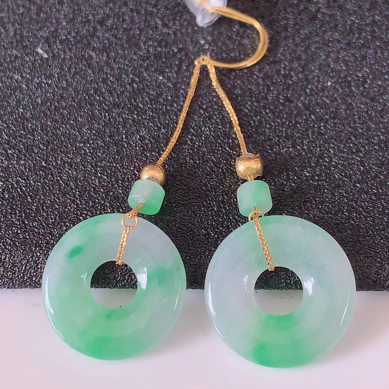 18k金镶嵌冰飘绿翡翠平安扣耳坠，沁人心脾，耳坠佩戴效果大气出众，尽显气质。种水好，胶感足，颜相当漂