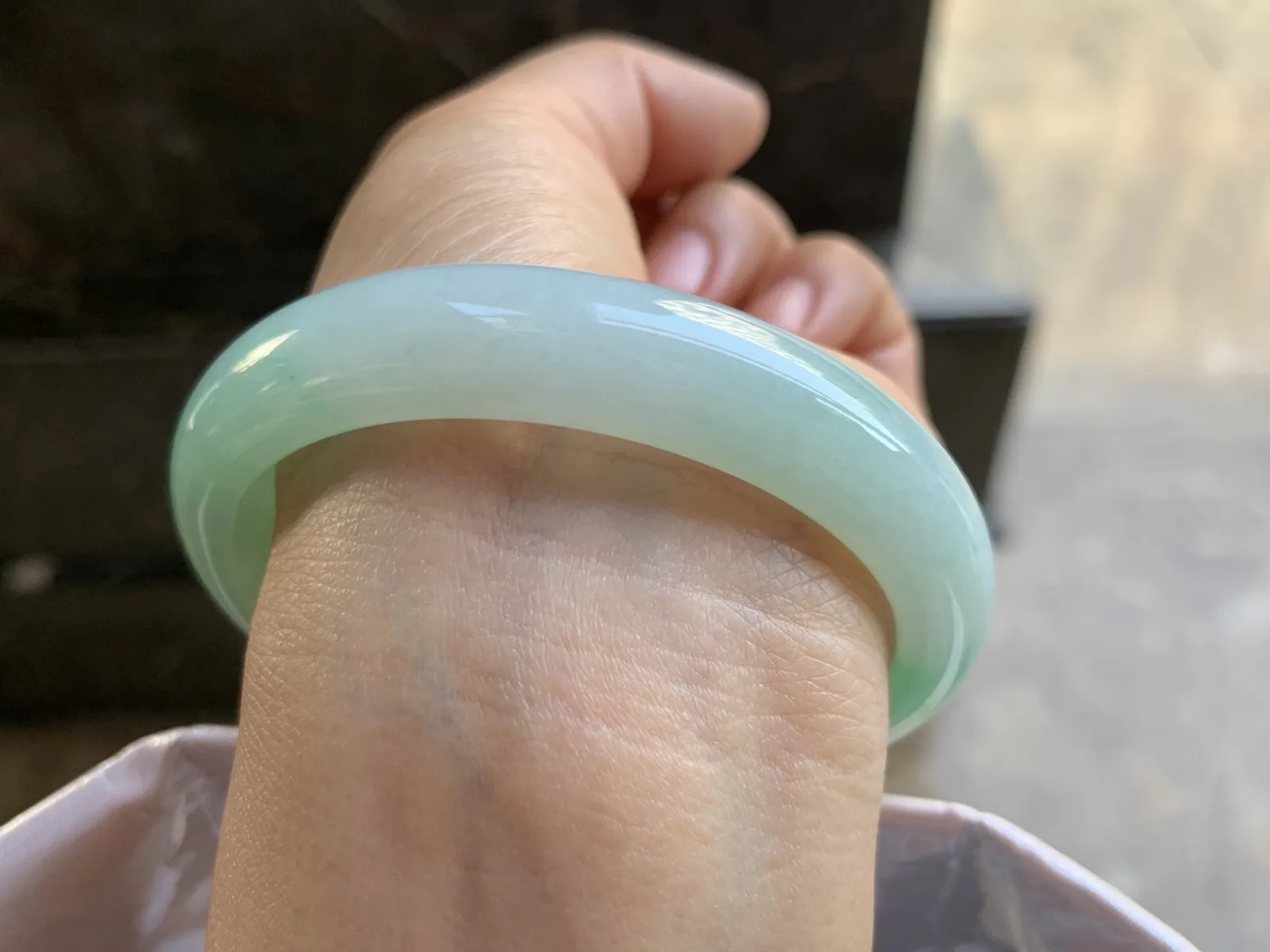 56-12.7-7.5mm
带底色贵妃手镯 底子细腻 颜色清新 正圈54可带