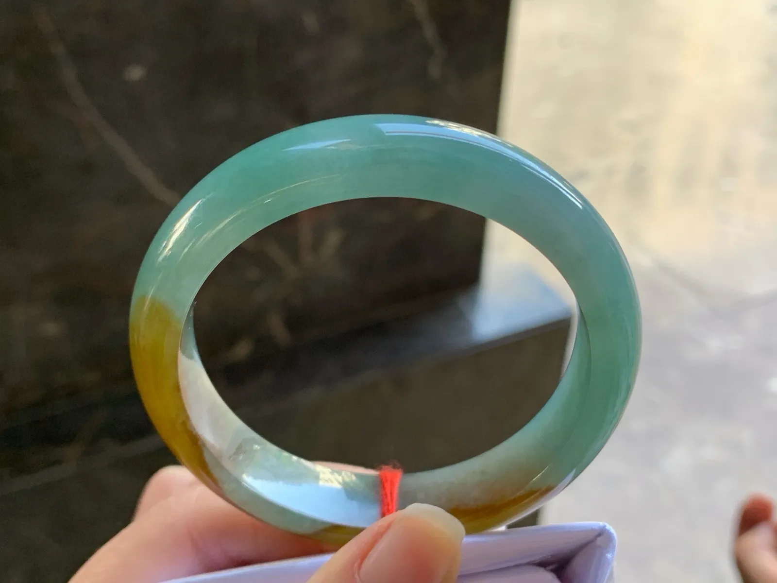 57-13.3-8.3

黄翡手镯^_^颜色鲜艳 玉质温润