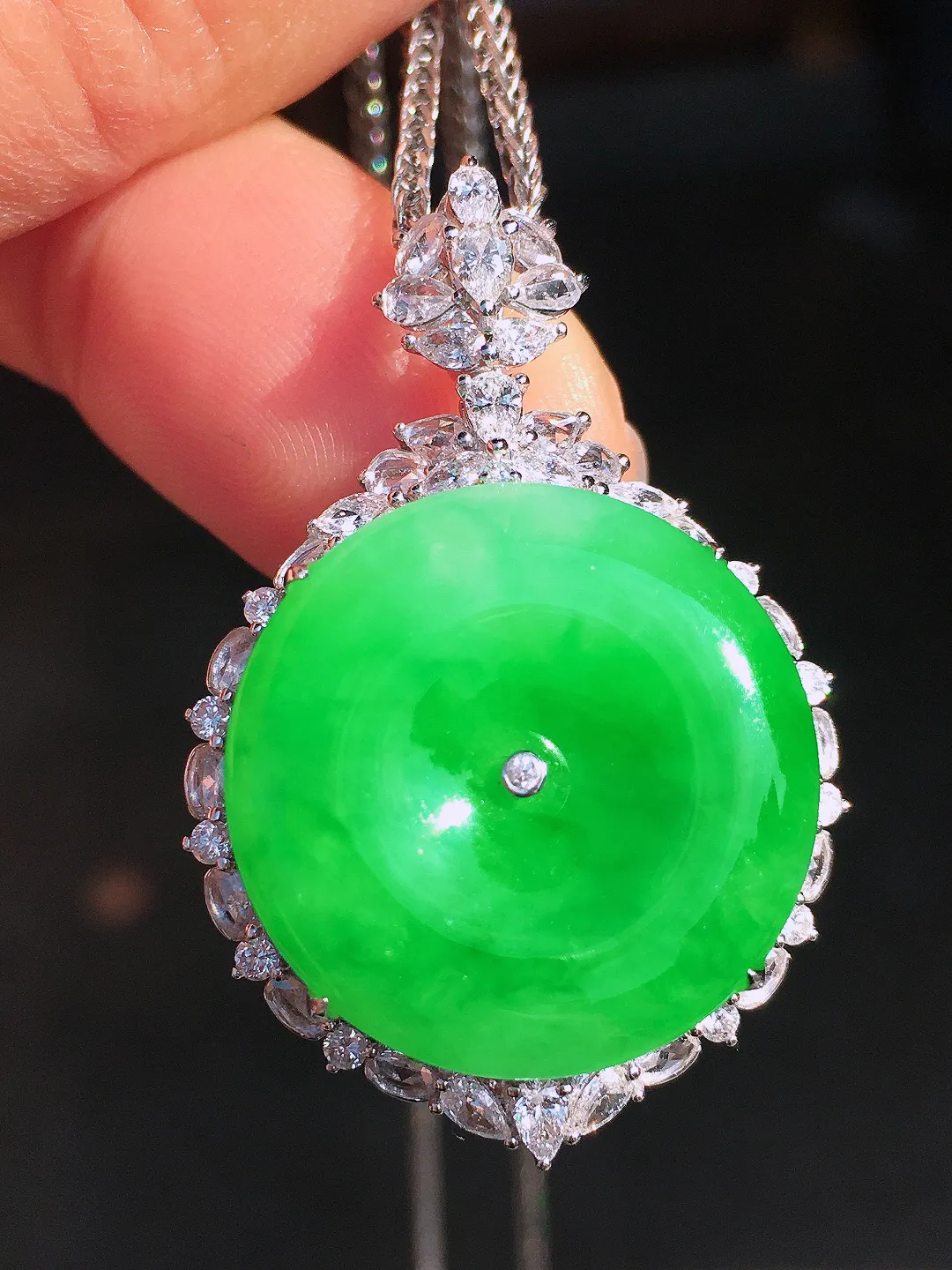 阳绿平安扣吊坠，色泽均匀艳丽，玉质细腻，荧光感超
强，饱满圆润，尽显优雅气质，18k
金豪华镶嵌