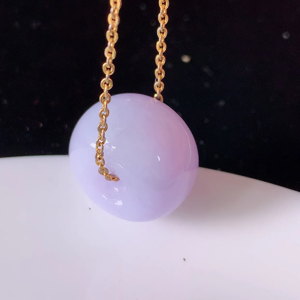 自然光实拍，冰润紫罗兰翡翠路路通吊坠，寓意时来运转、财源滚滚，款式新颖时尚，日常百搭的款！配图银链#05.4