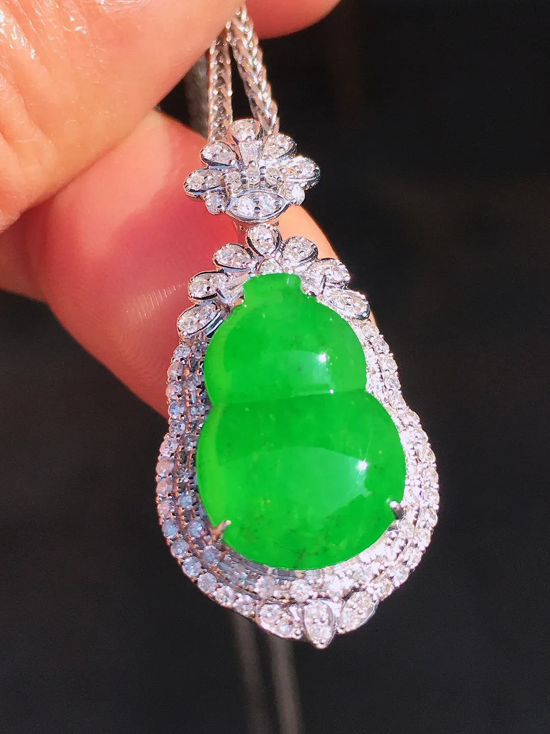 阳绿葫芦吊坠，色泽均匀艳丽，玉质细腻，荧光感超
强，饱满圆润，尽显优雅气质，18k
金豪华镶嵌