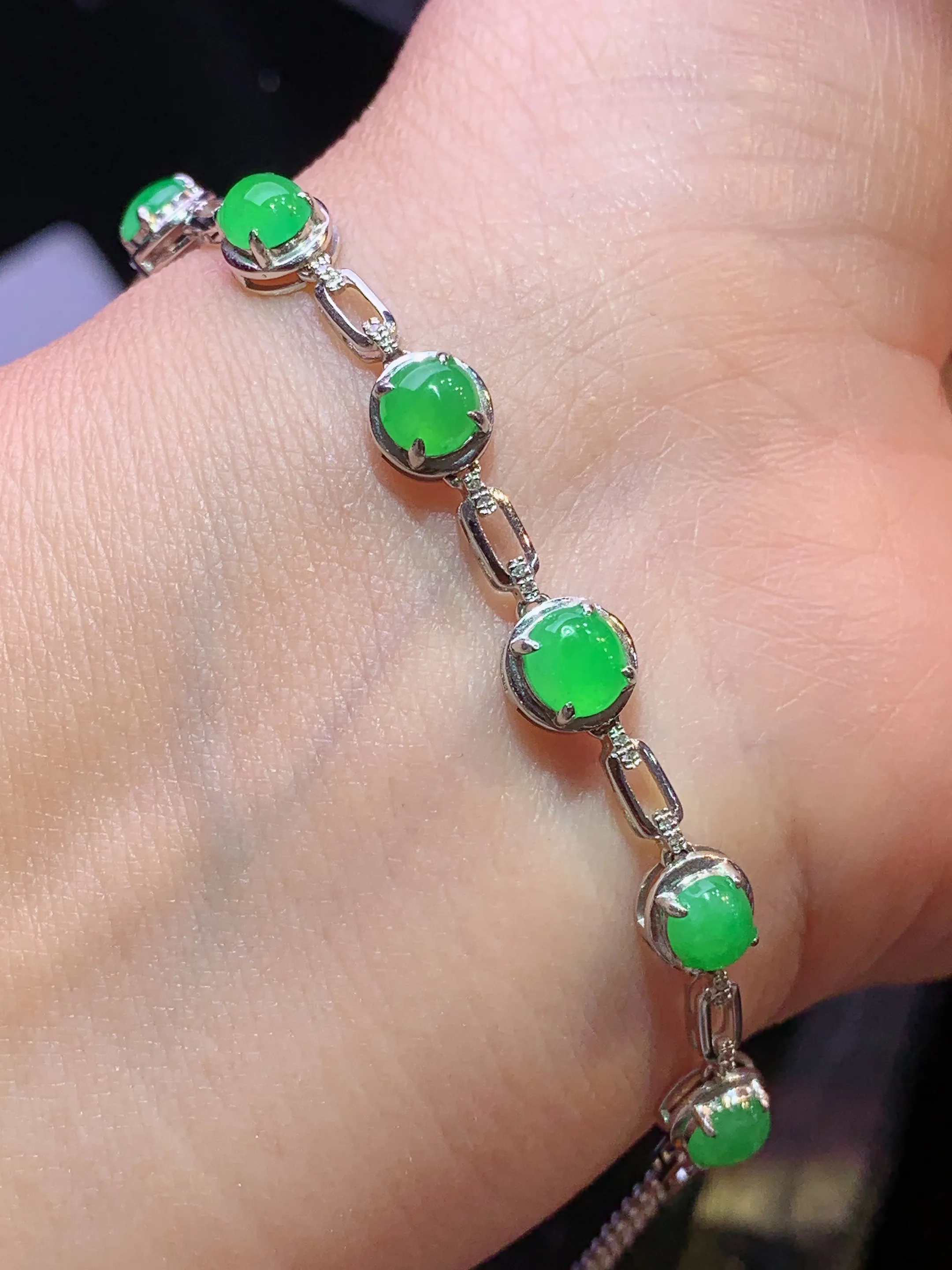 18k金镶嵌翠绿蛋面手链 玉质细腻 色泽清新艳丽 整体尺寸90*7*4.3