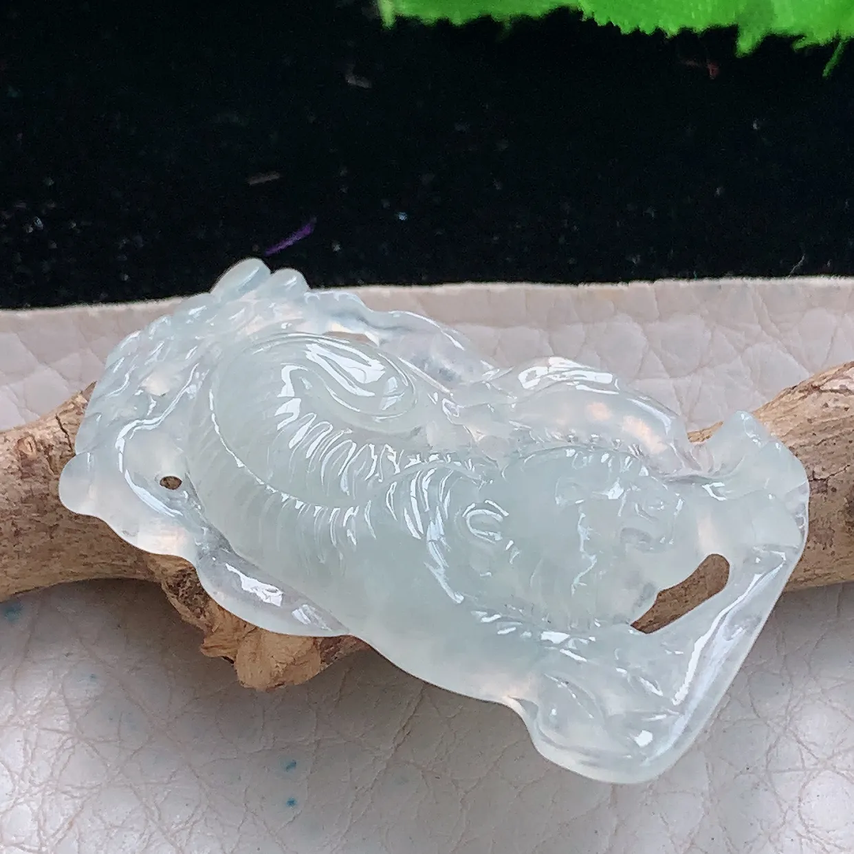 ajj实拍40.5*24.5*5,6缅甸翡翠精雕冰纯立体下山虎 虎牌玉项坠 玉挂件