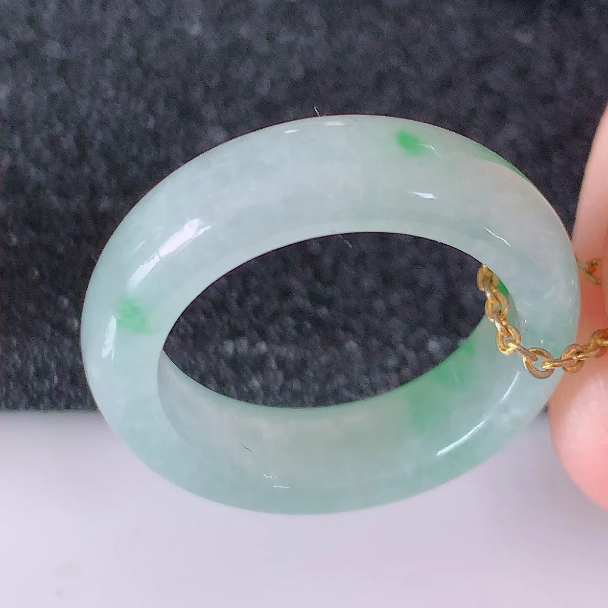 自然光实拍，冰飘阳绿翡翠指环，16.6mm内径翡翠指环，玉戒指，玉质莹润，好精美好冰润的指环，13圈口，上手纤巧！#1.4尺寸16.6*5.6*3.2