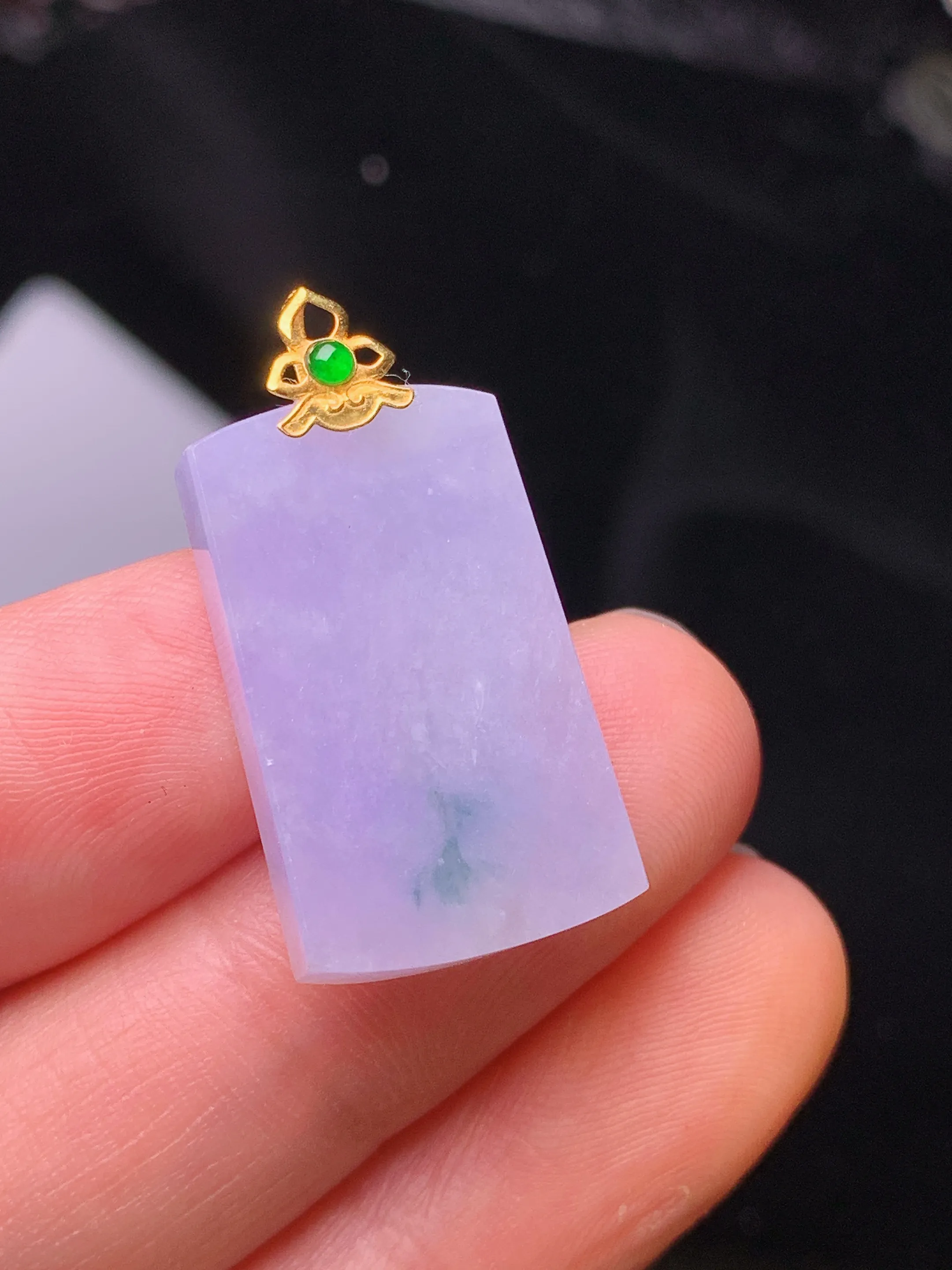 18k金镶嵌紫罗兰无事牌吊坠 玉质细腻 色泽清新艳丽 整体尺寸27.6*14*3.8