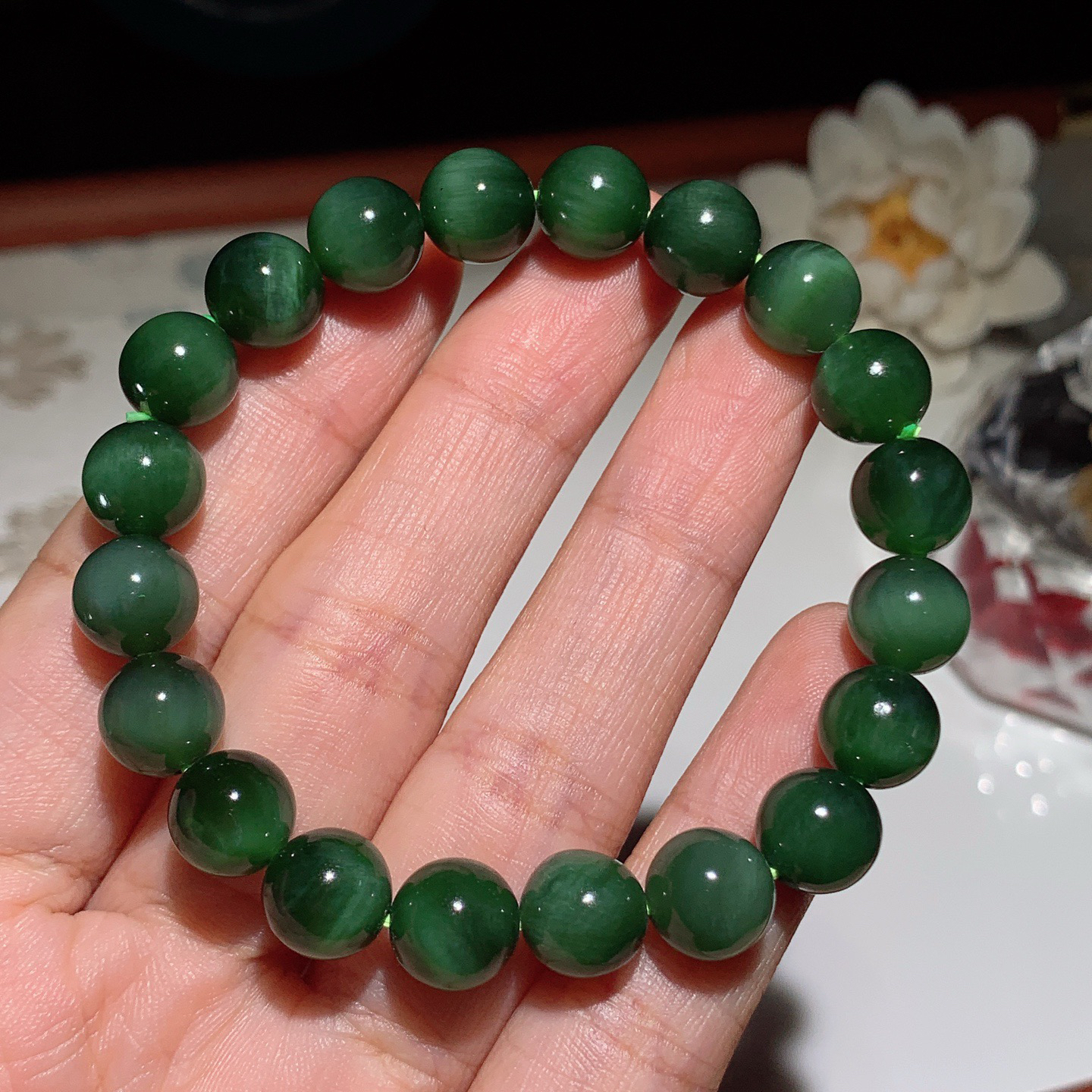 和田玉菠菜绿猫眼俄罗斯碧玉猫眼手串。碧玉手串 单颗尺寸10重25克。玉质细腻油润。手推出油。佩戴高端典雅。lt250105