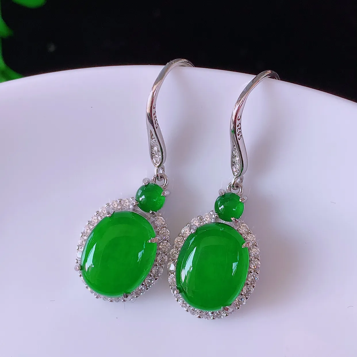 冰透满绿翡翠925银镶嵌耳坠，自然光实拍，翠色灵动，颜色漂亮，种老水足，品相佳，佩戴佳品！#97.2整体27*10.5*5.8裸石10*7.8