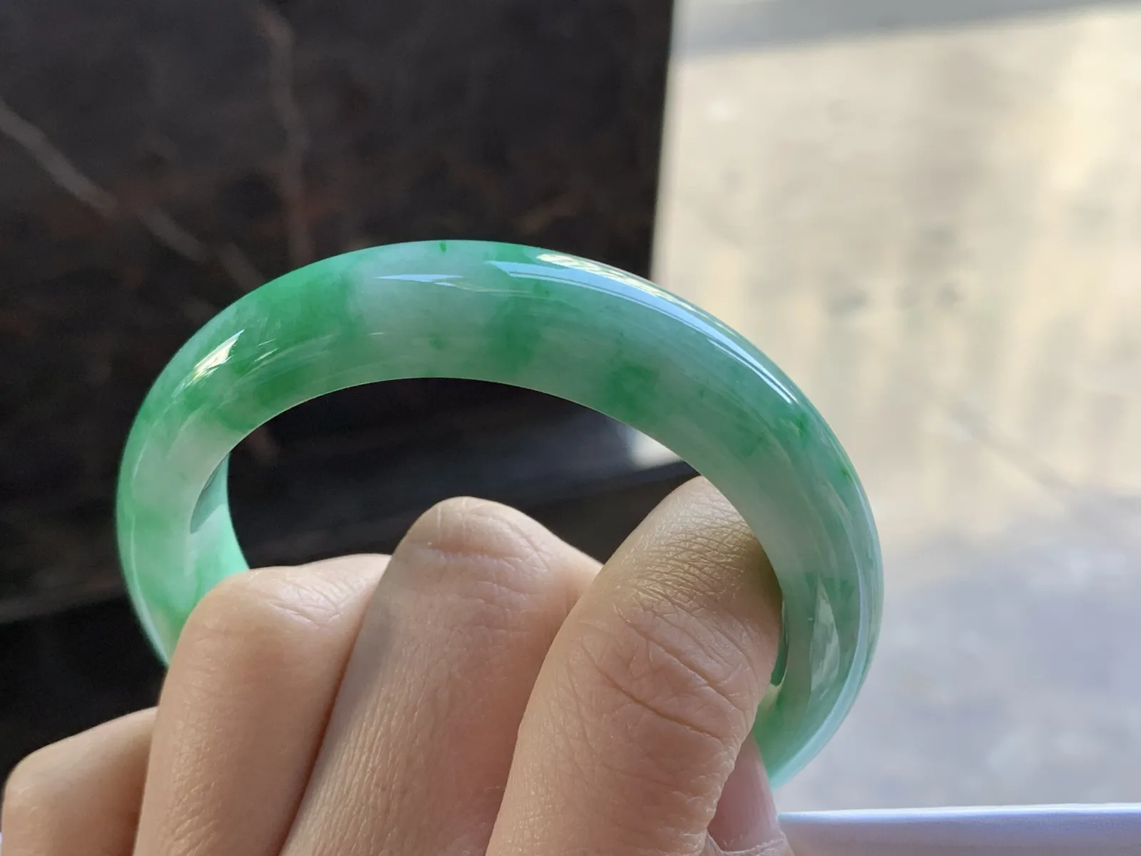 54-13-8.3

带色手镯^_^颜色好看 玉质温润