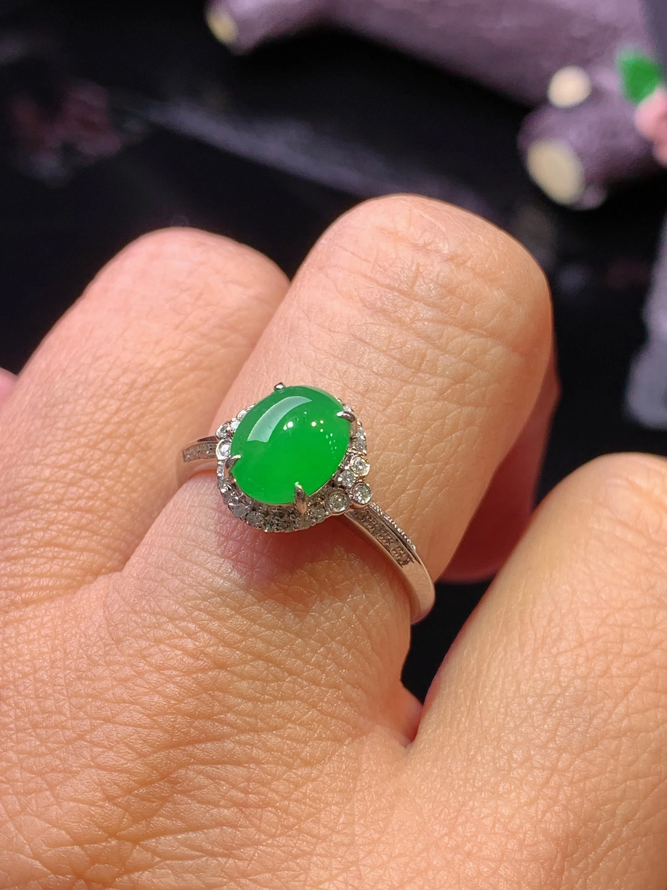 18k金钻镶嵌翠绿蛋面戒指 玉质细腻 色泽清新艳丽 圈口14 整体尺寸10.2*10.8*6.8