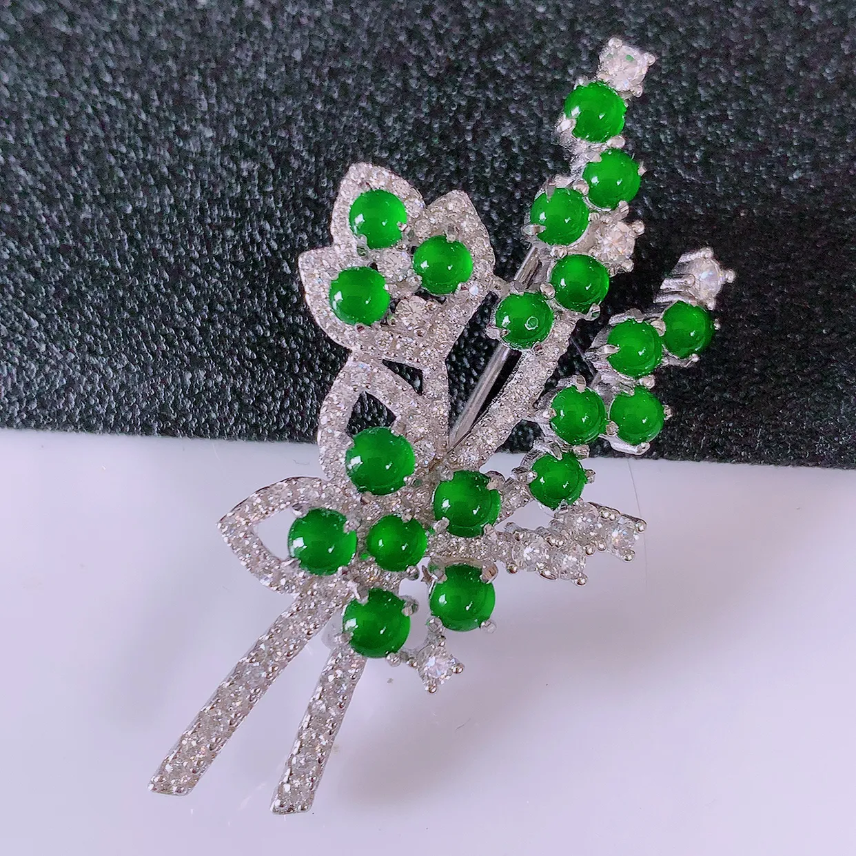 冰透满绿翡翠925银镶嵌胸针，自然光实拍，翠色灵动，颜色漂亮，种老水足，品相佳，佩戴佳品！#97.4整体45.8*22*8.8裸石2.8*2.8