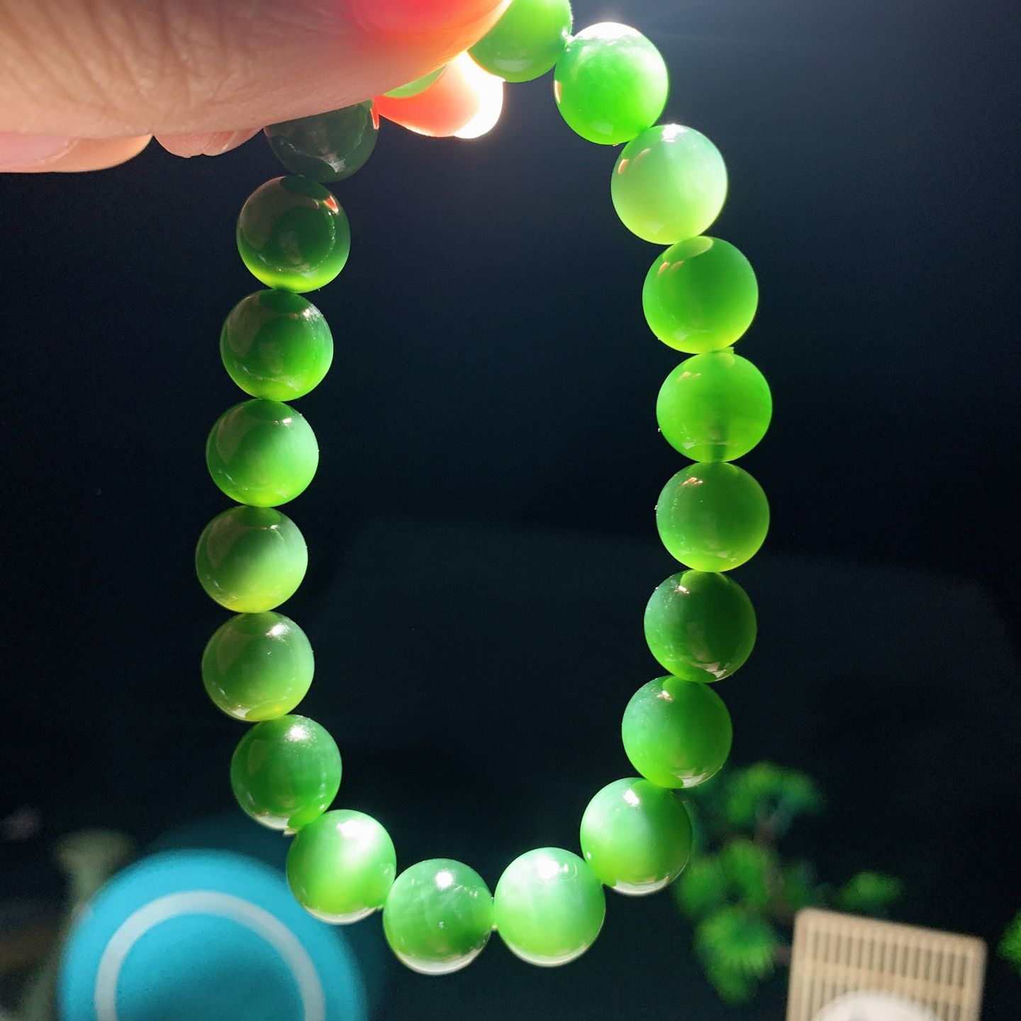 和田玉菠菜绿猫眼俄罗斯碧玉猫眼手串。碧玉手串 单颗尺寸10重25克。玉质细腻油润。手推出油。佩戴高端典雅。lt250105