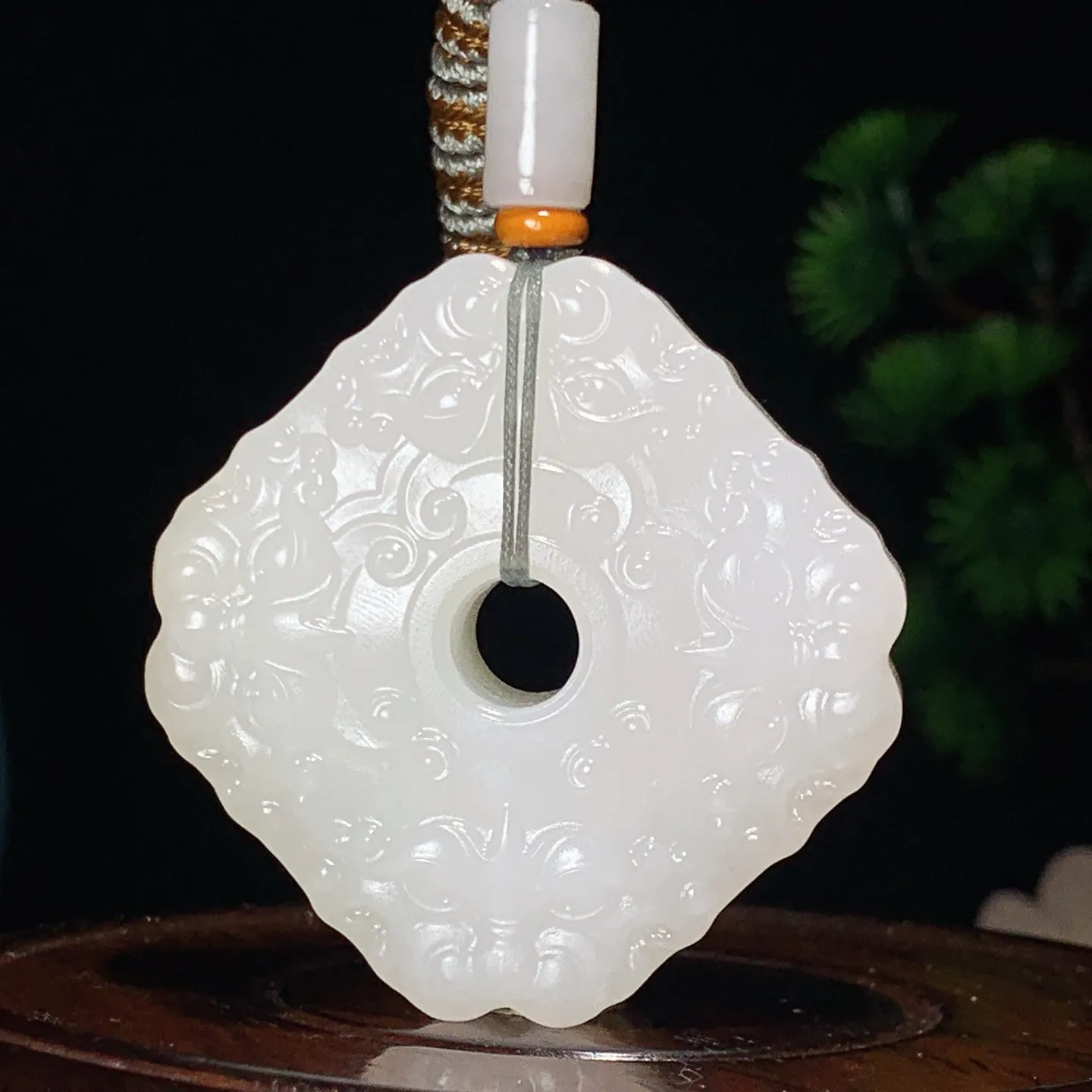 新疆和田玉羊脂白四方守护貔貅挂件。尺寸43/13重53.5克。白度一级。玉质细腻油润。手推出油。佩戴高端典雅。lt250105