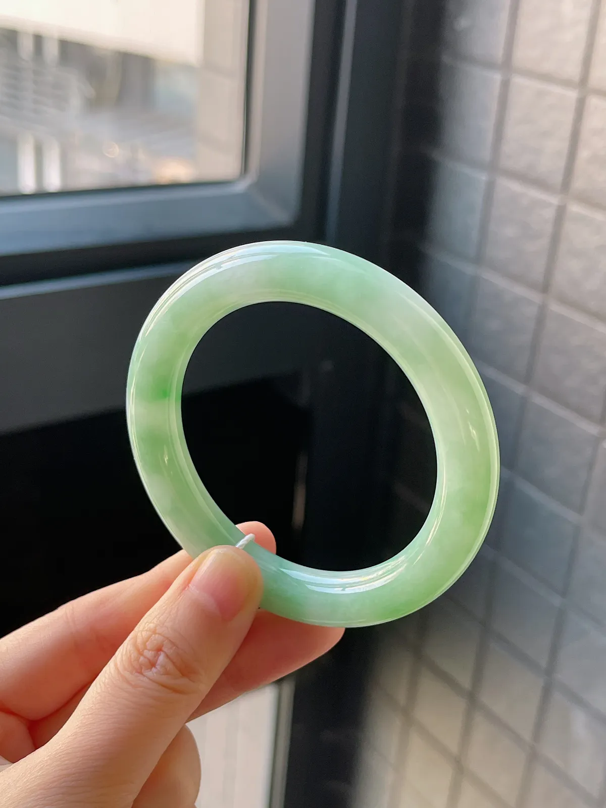 圆镯53圈口，翡翠糯化种淡绿色手镯