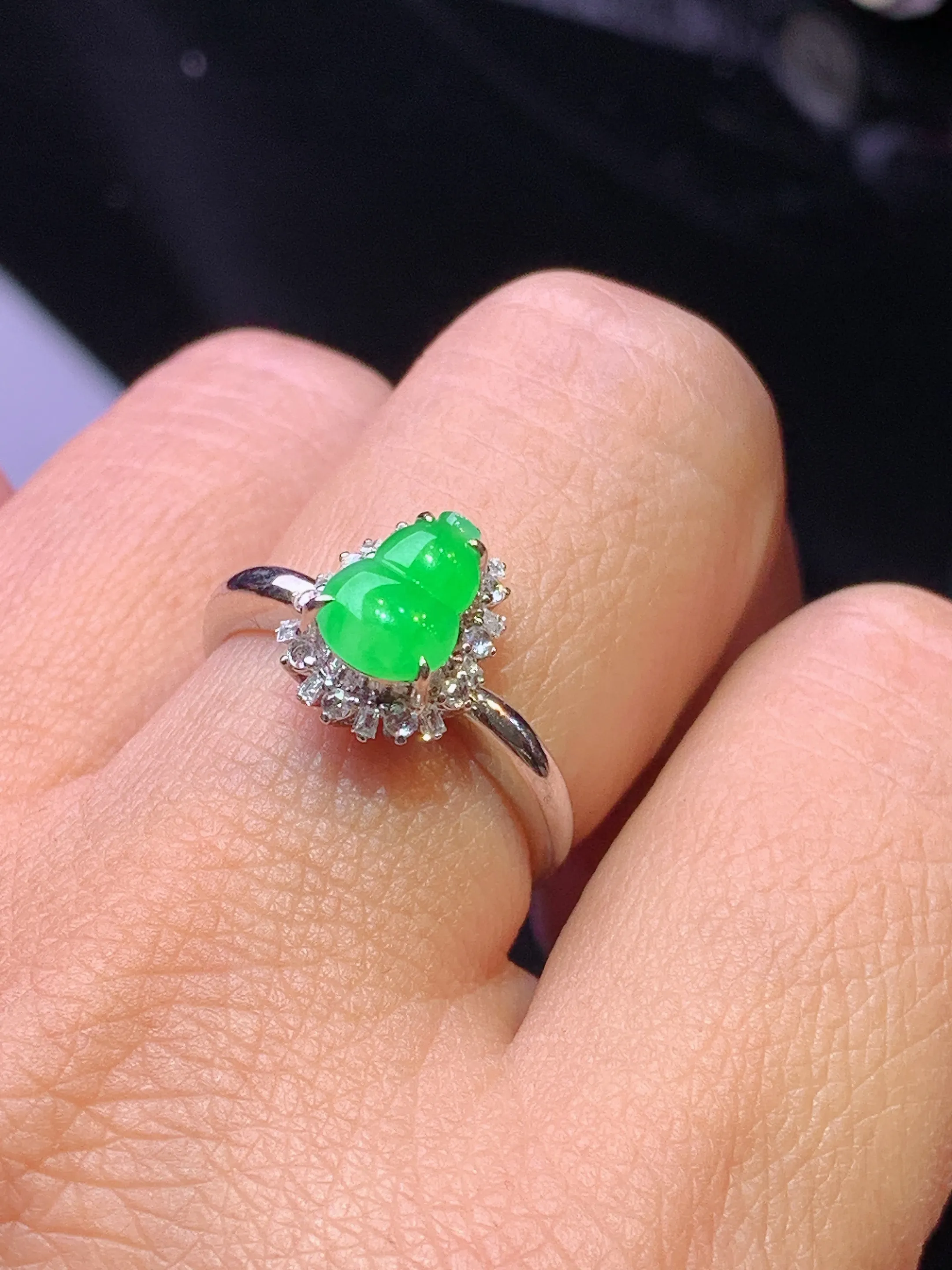 18k金钻镶嵌翠绿葫芦戒指 玉质细腻 色泽艳丽清新 圈口12.5整体尺寸11.2*8.8*7.5
