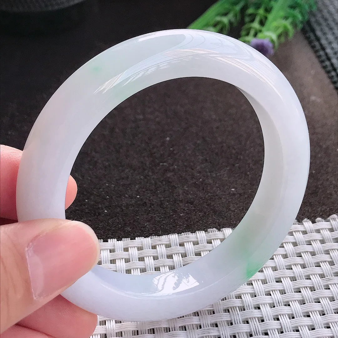 实拍A货翡翠56/12/9.8老坑秀气冰润飘绿手镯宽边玉镯手环