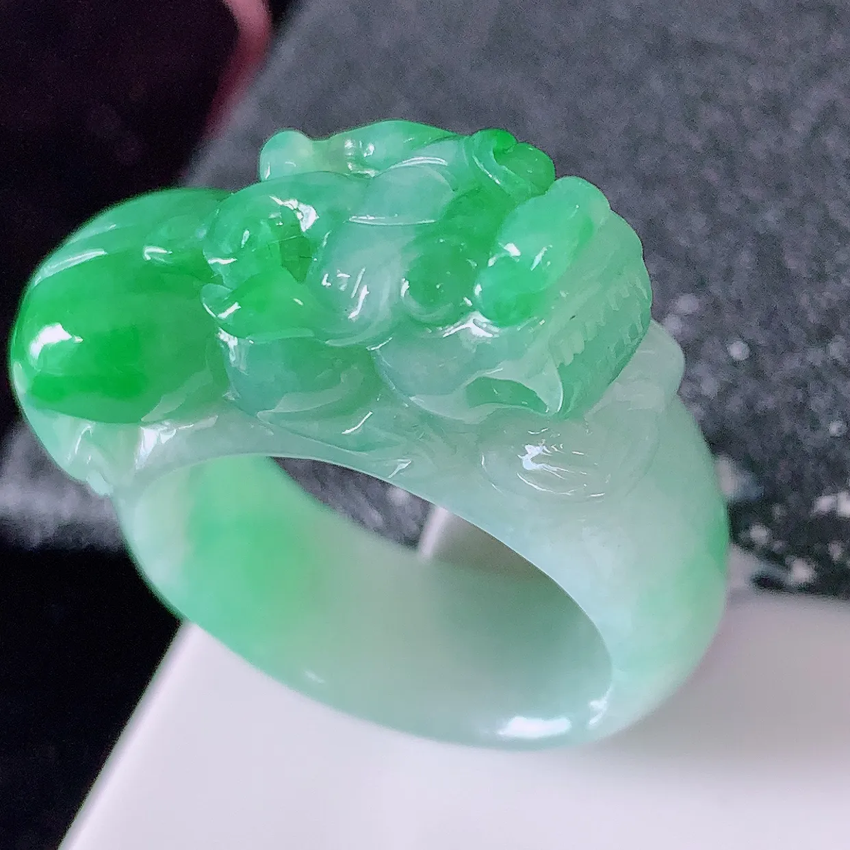 自然光实拍，飘绿翡翠貔貅扳指，19.2mm内径翡翠扳指，冰润指环，玉扳指，戒指，财源滚滚，玉质细腻，20圈口，种水好！#1.4尺寸31.5*19.2*10*7.8