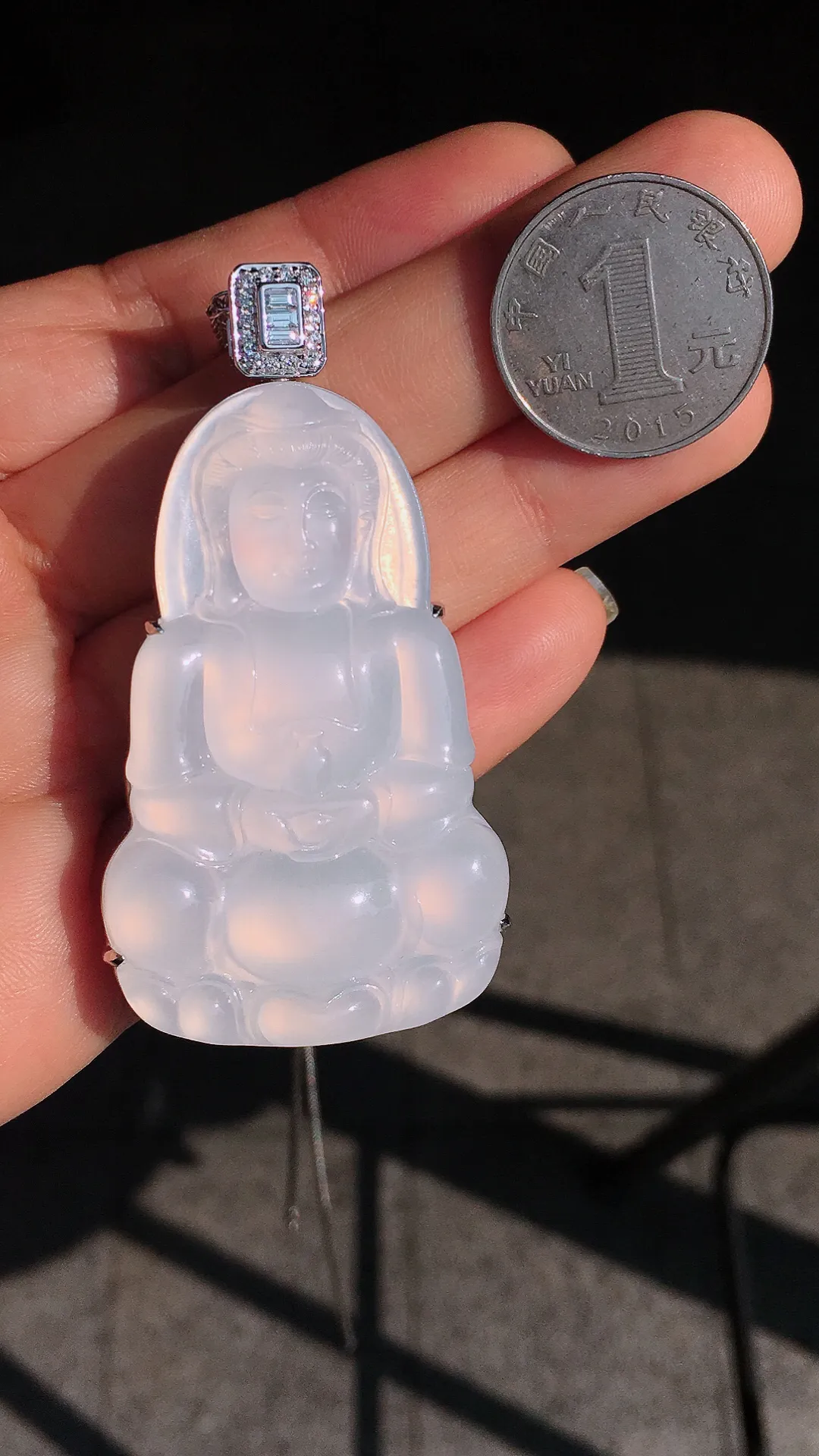冰种观音吊坠，玉质细腻，荧光感超
强，饱满圆润，尽显优雅气质，18k
金豪华镶嵌