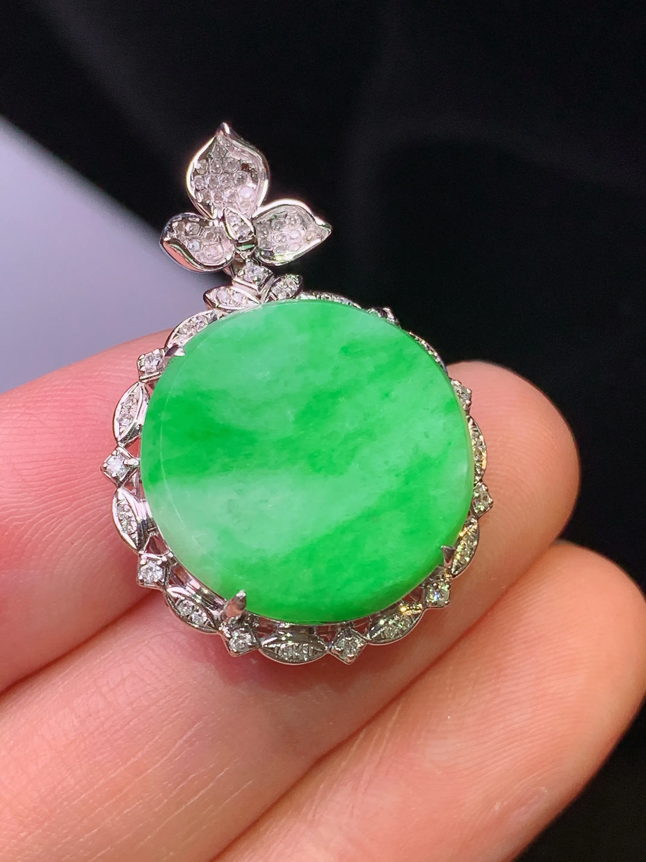 18k金钻镶嵌翠绿圆牌吊坠 玉质细腻 色泽清新艳丽 整体尺寸30.2*20.9*7.5
