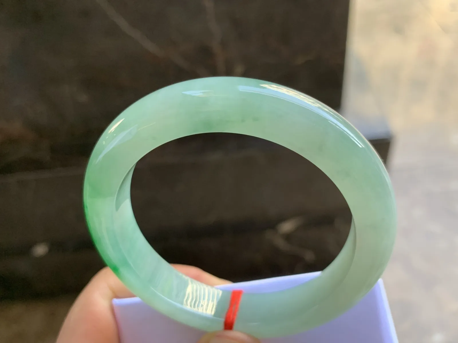 54.5-12.2-9.2mm
带色手镯 种好细腻 颜色漂亮