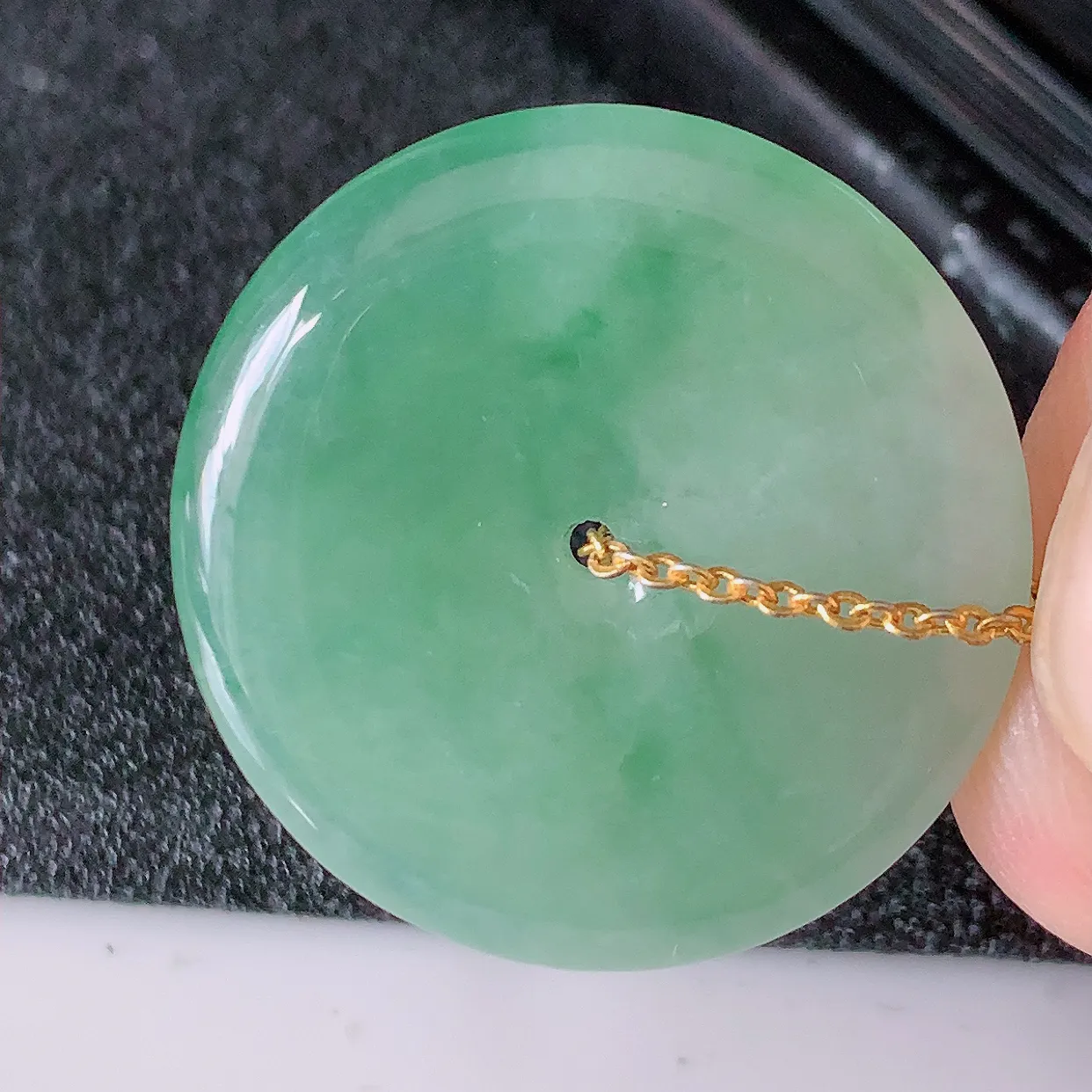 自然光实拍，冰种飘花翡翠平安扣吊坠，玉扣，平安是福；很美的料子，平安扣佩戴优雅迷人！#57.4