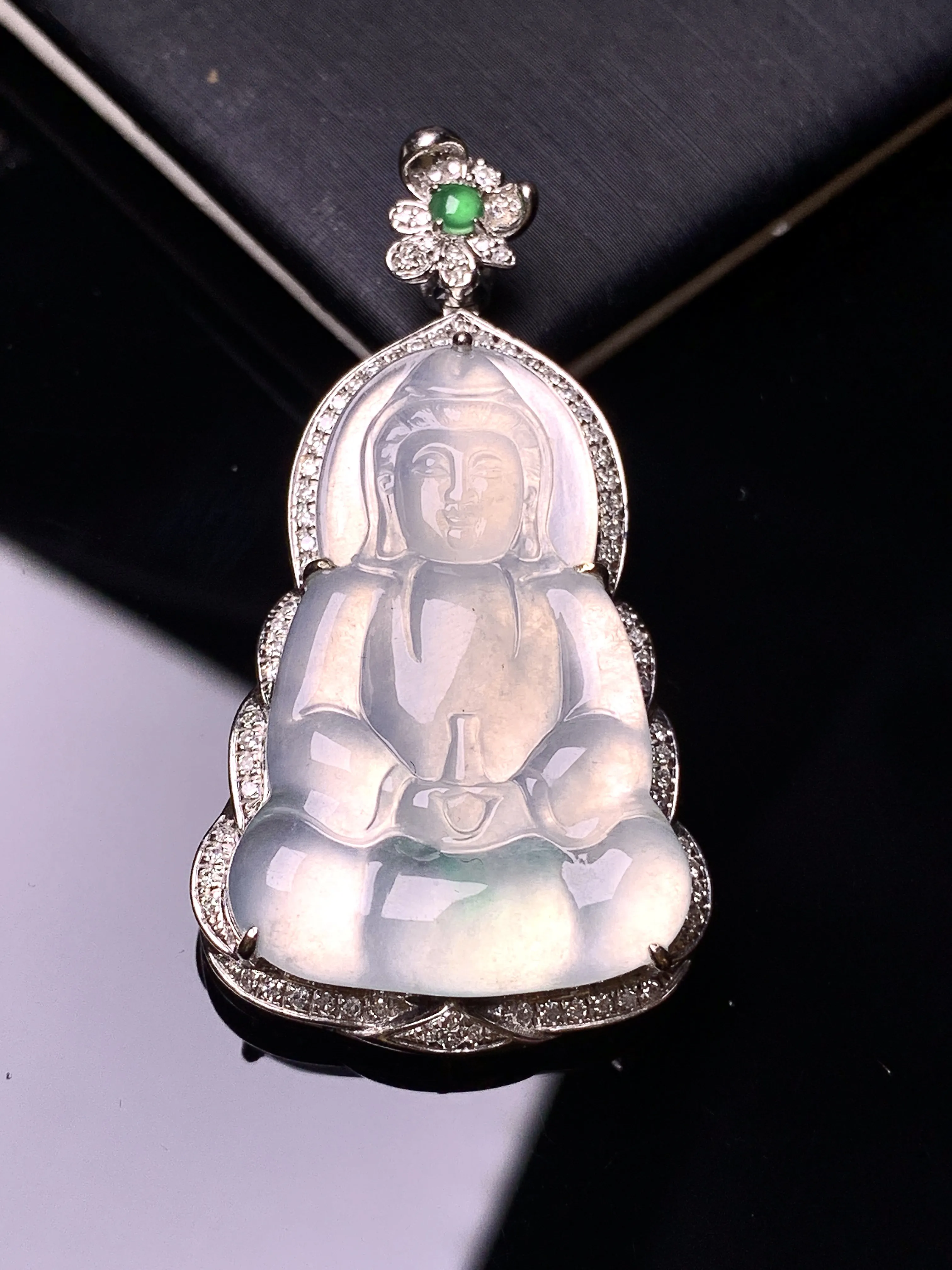 18k金钻镶嵌冰种观音菩萨吊坠 玉质细腻 色泽艳丽清新 整体尺寸43*23.3*7.3