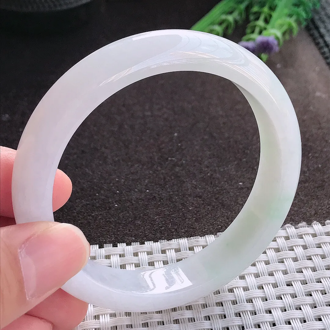 实拍A货翡翠58.5/13/8.1老坑秀气冰润飘绿手镯宽边玉镯手环