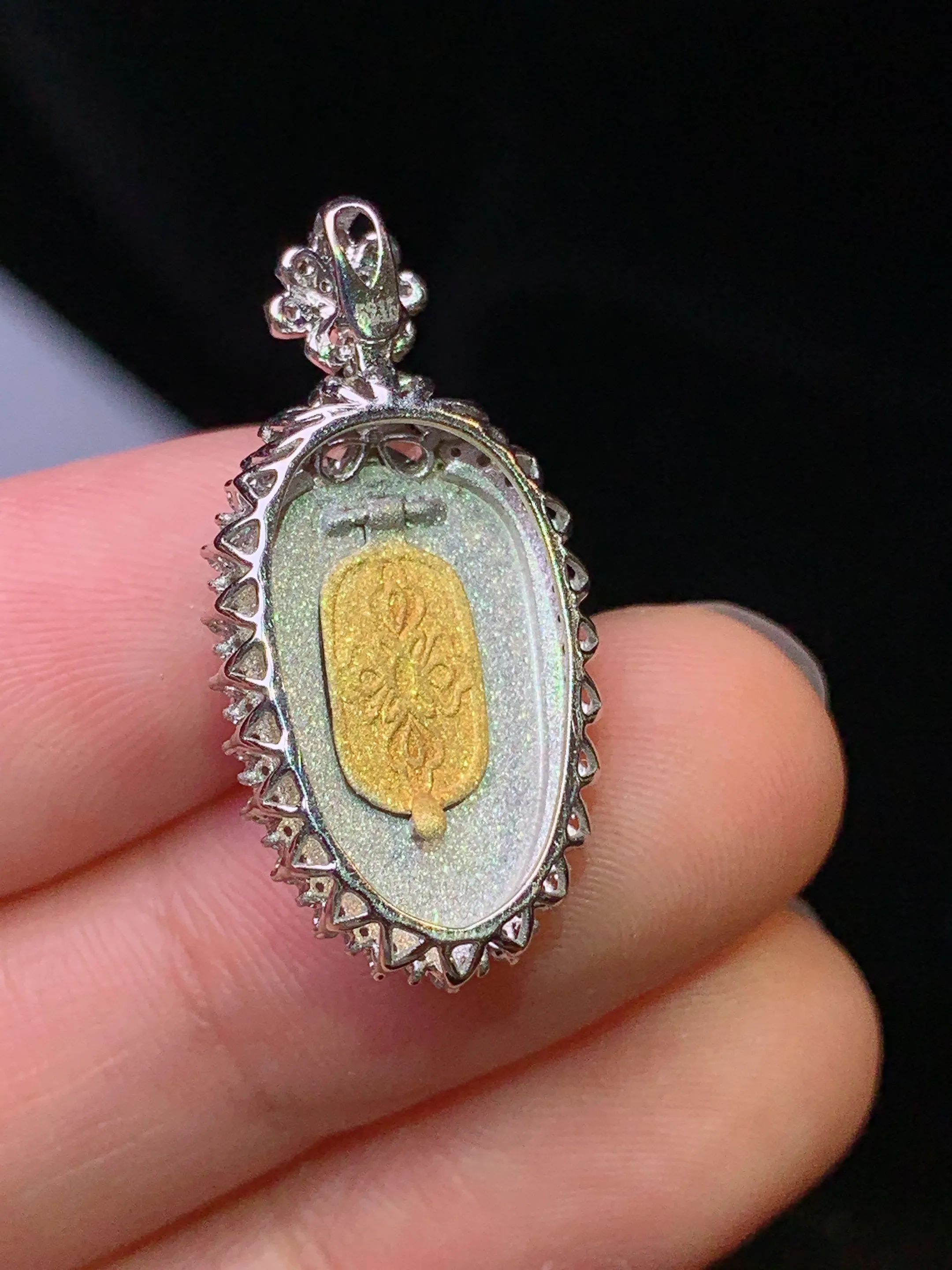 18k金钻镶嵌翠绿树叶吊坠 玉质细腻 色泽清新艳丽 整体尺寸27.2*13.3*7