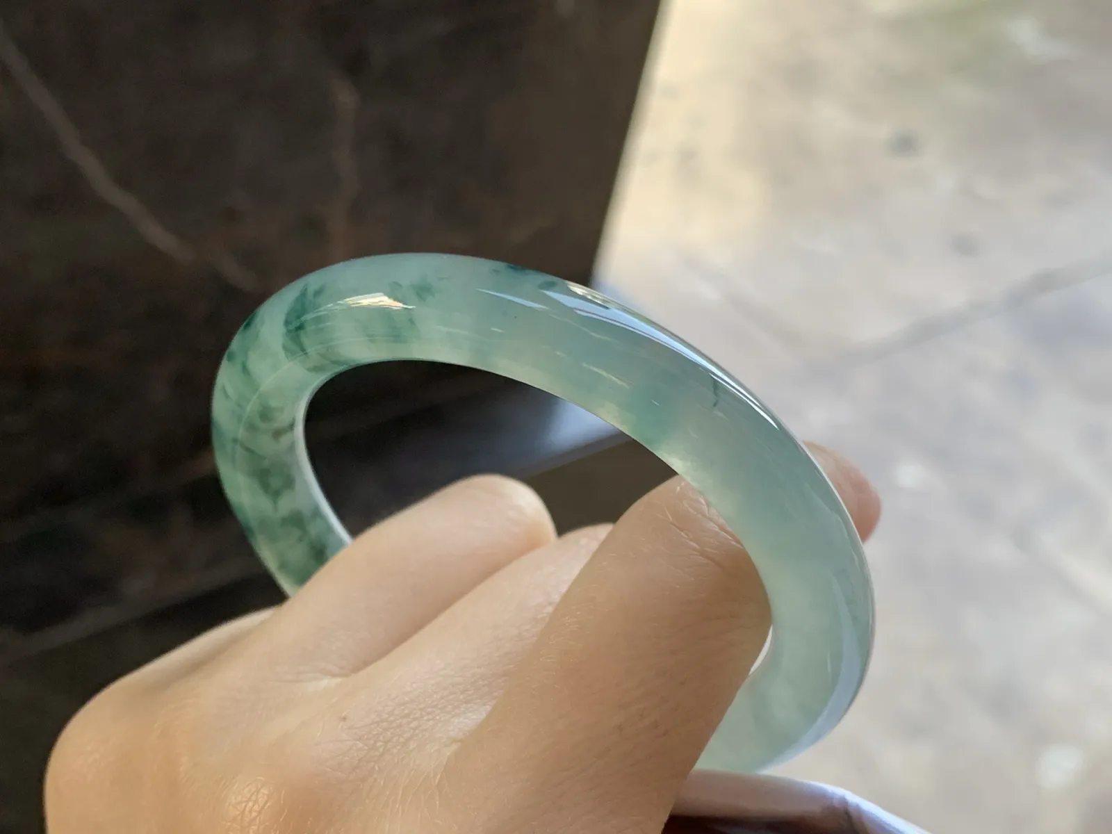 冰种飘花圆条手镯
尺寸：52.2-9.2-9.4mm
种水好 飘花浓郁