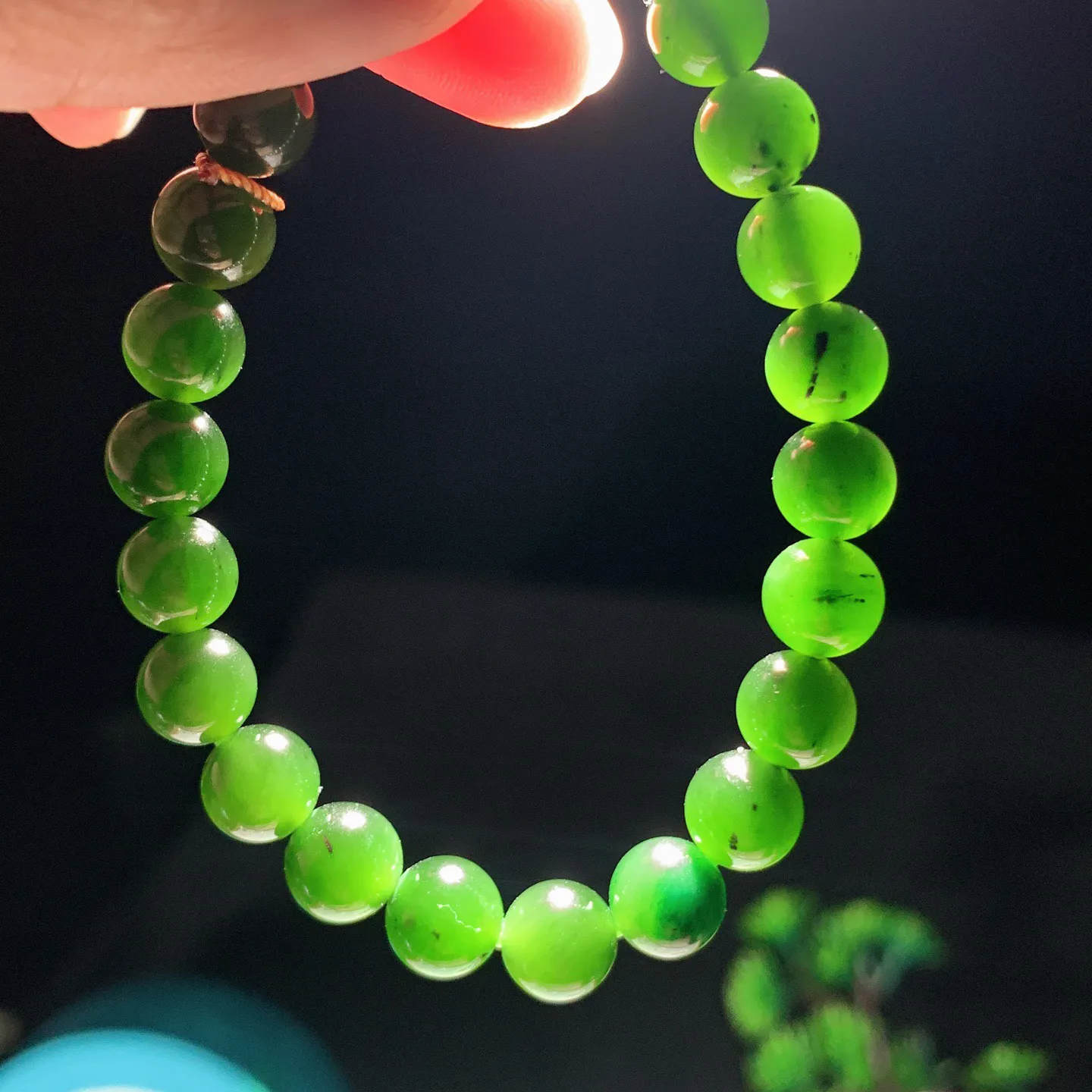 和田玉菠菜绿俄罗斯碧玉手串。单颗尺寸8！玉质细腻油润。手推出油。佩戴高端典雅。lt250105