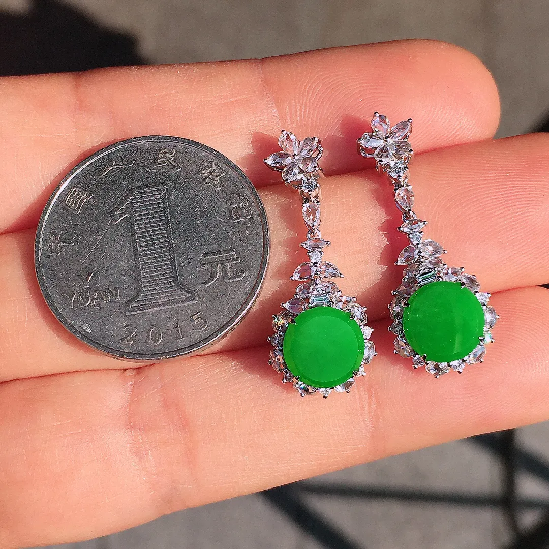 阳绿平安扣耳坠，色泽均匀艳丽，玉质细腻，荧光感超
强，饱满圆润，尽显优雅气质，18k
金豪华镶嵌
