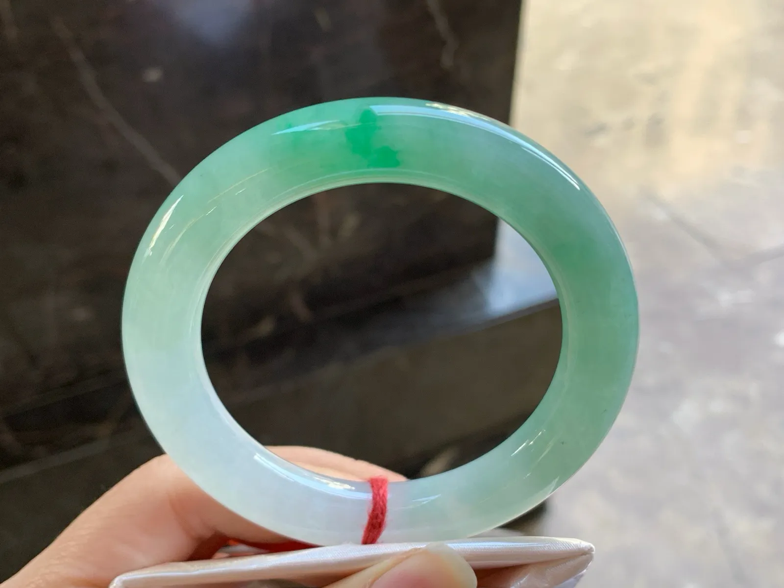 56-11.3

晴绿圆条手镯^_^清新 色阳