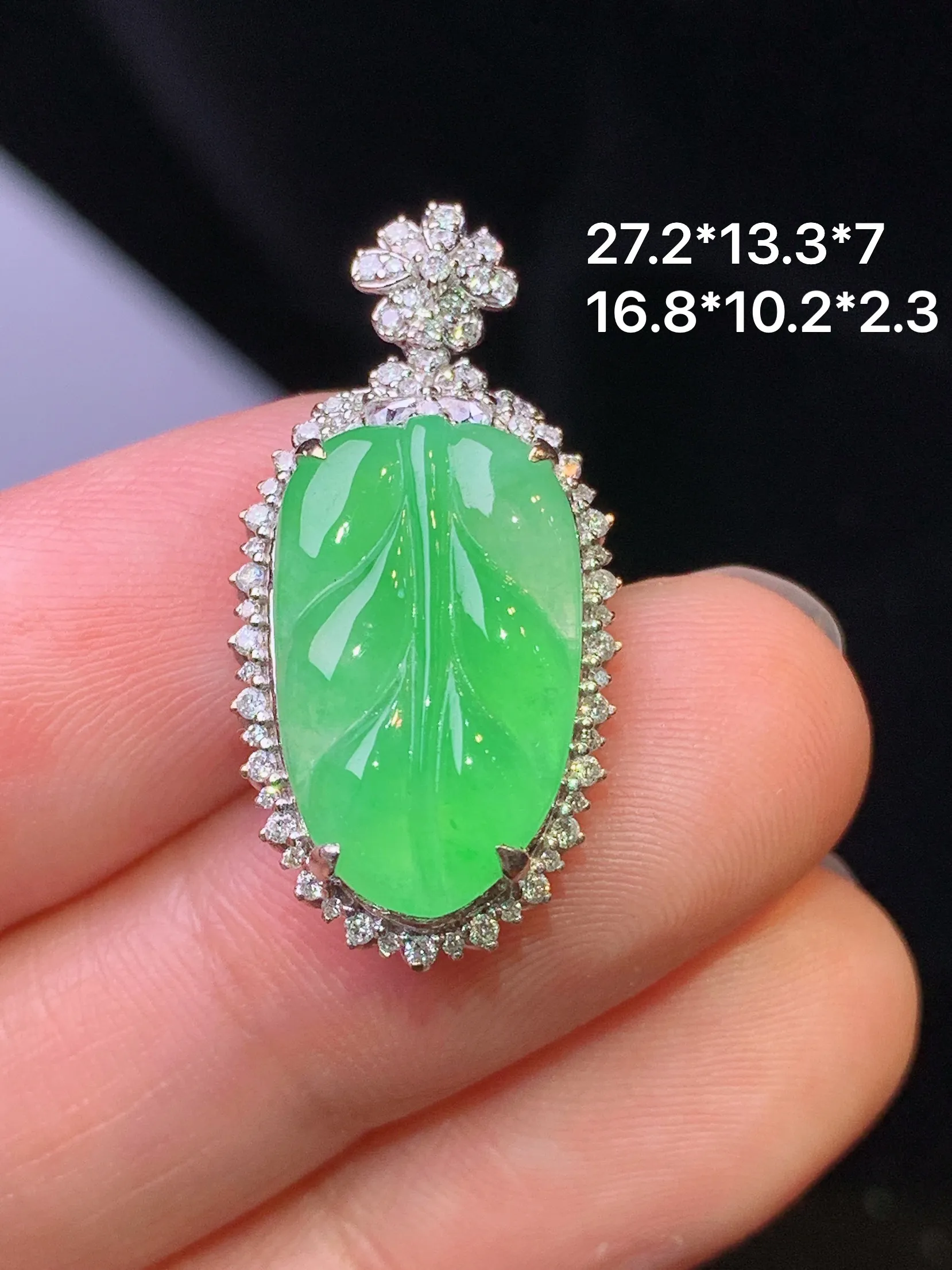 18k金钻镶嵌翠绿树叶吊坠 玉质细腻 色泽清新艳丽 整体尺寸27.2*13.3*7