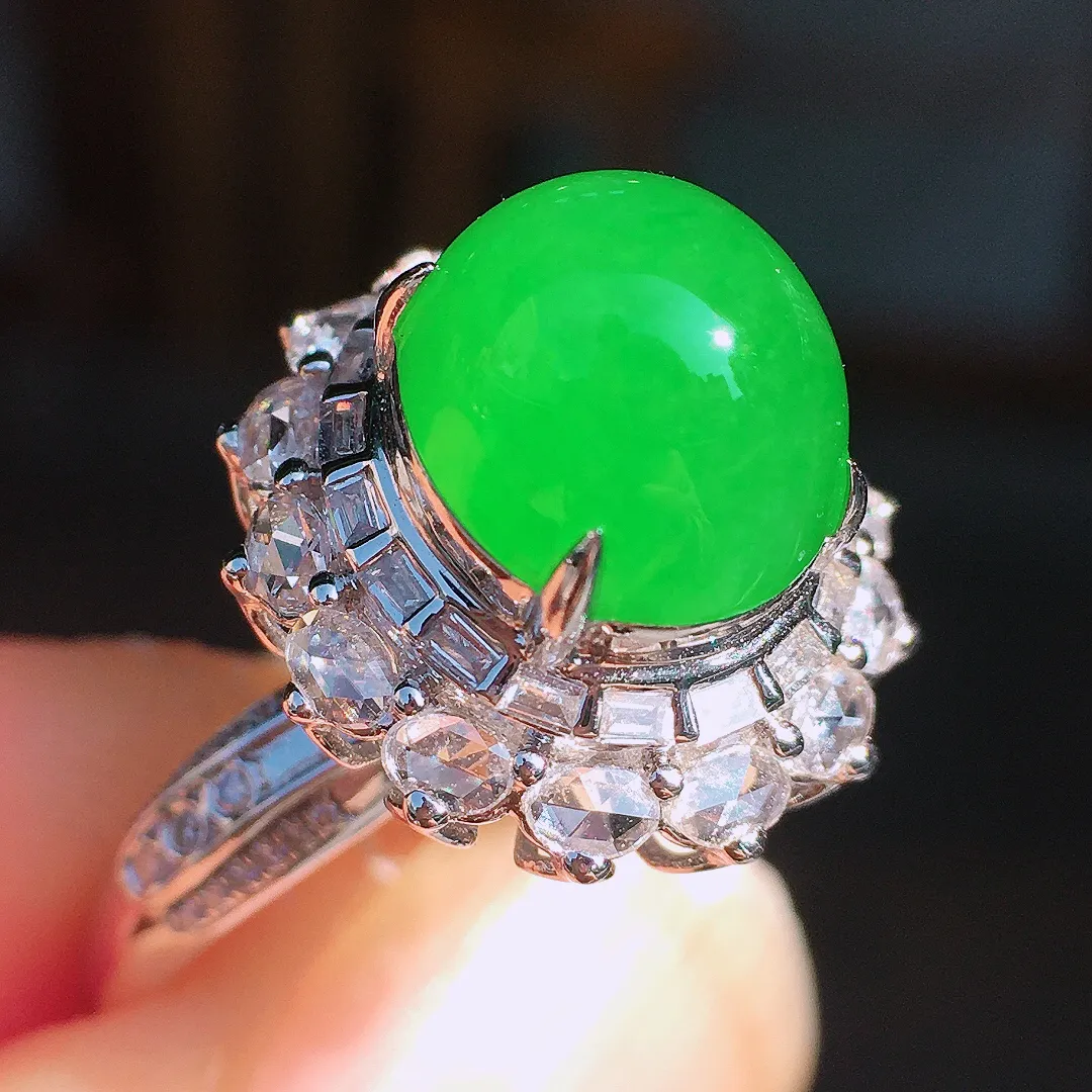 阳绿蛋面戒指，色泽均匀艳丽，玉质细腻，荧光感超
强，饱满圆润，尽显优雅气质，18k
金豪华镶嵌