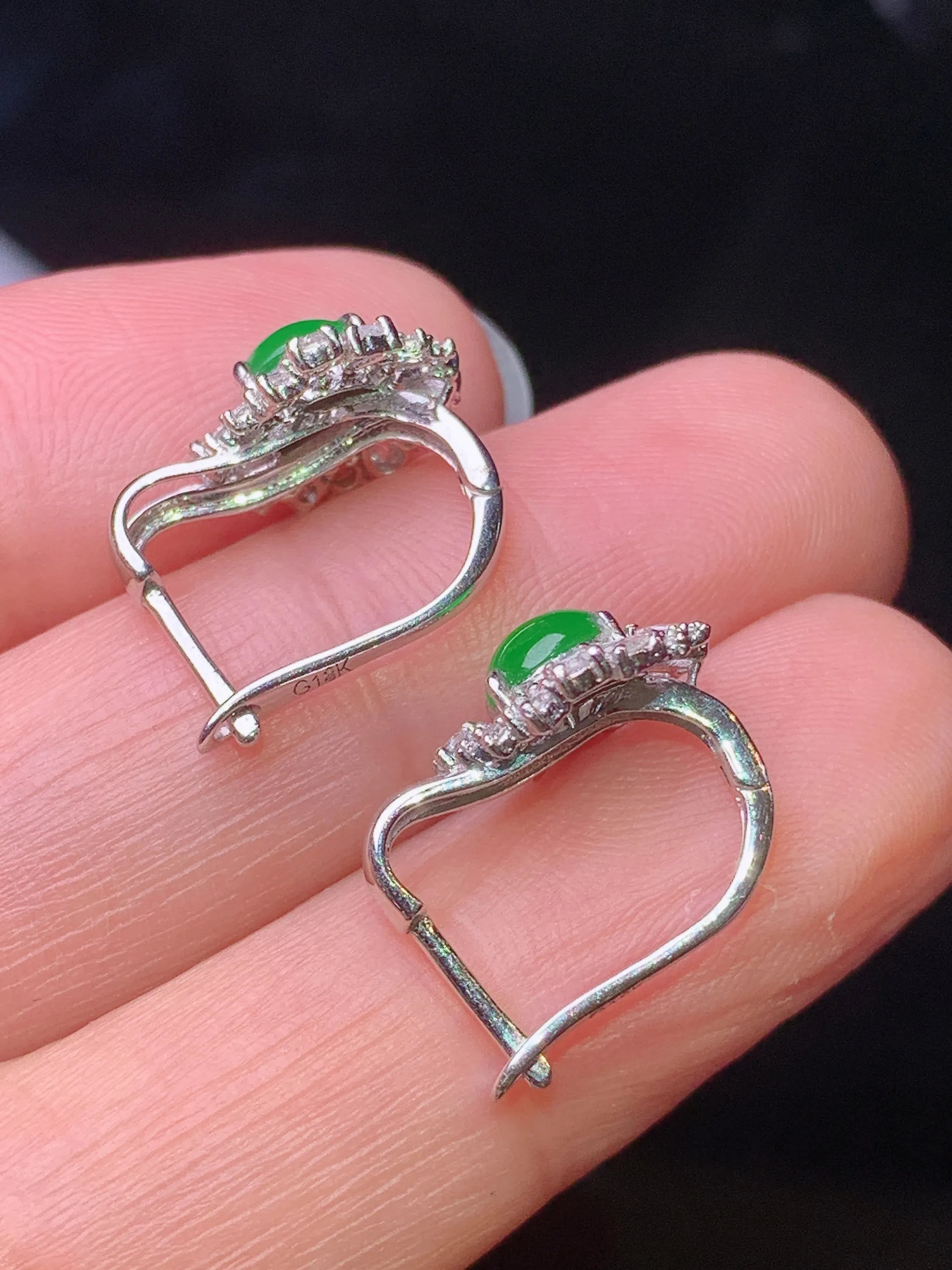 18k金钻镶嵌翠绿蛋面耳钉 玉质细腻 色泽艳丽清新 整体尺寸10.6*4.5