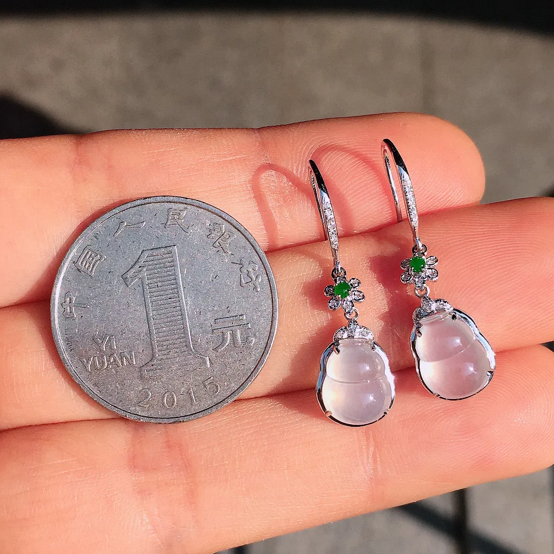 冰种葫芦耳坠，玉质细腻，荧光感超
强，饱满圆润，尽显优雅气质，18k
金豪华镶嵌