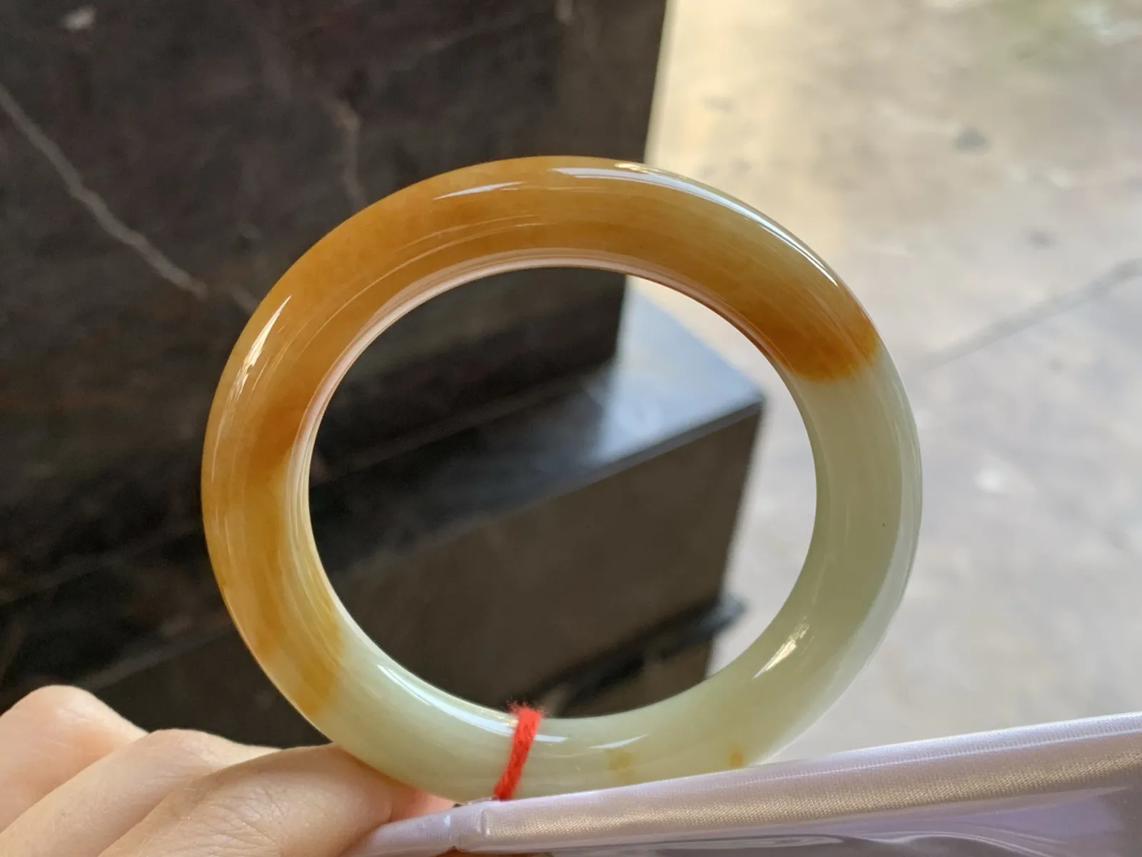 黄翡圆条手镯
尺寸：57-11.1mm
底子细腻干净～颜色漂亮