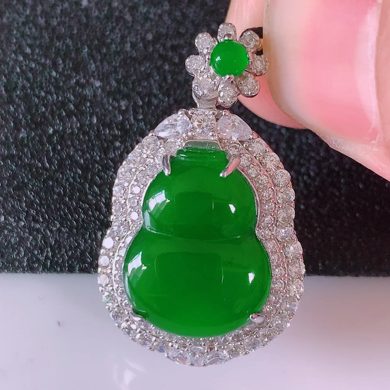 冰透满绿翡翠925银镶嵌葫芦吊坠，自然光实拍，翠色灵动，颜色漂亮，种老水足，品相佳，佩戴佳品！#97.4整体28*16.6*11裸石15*11.5