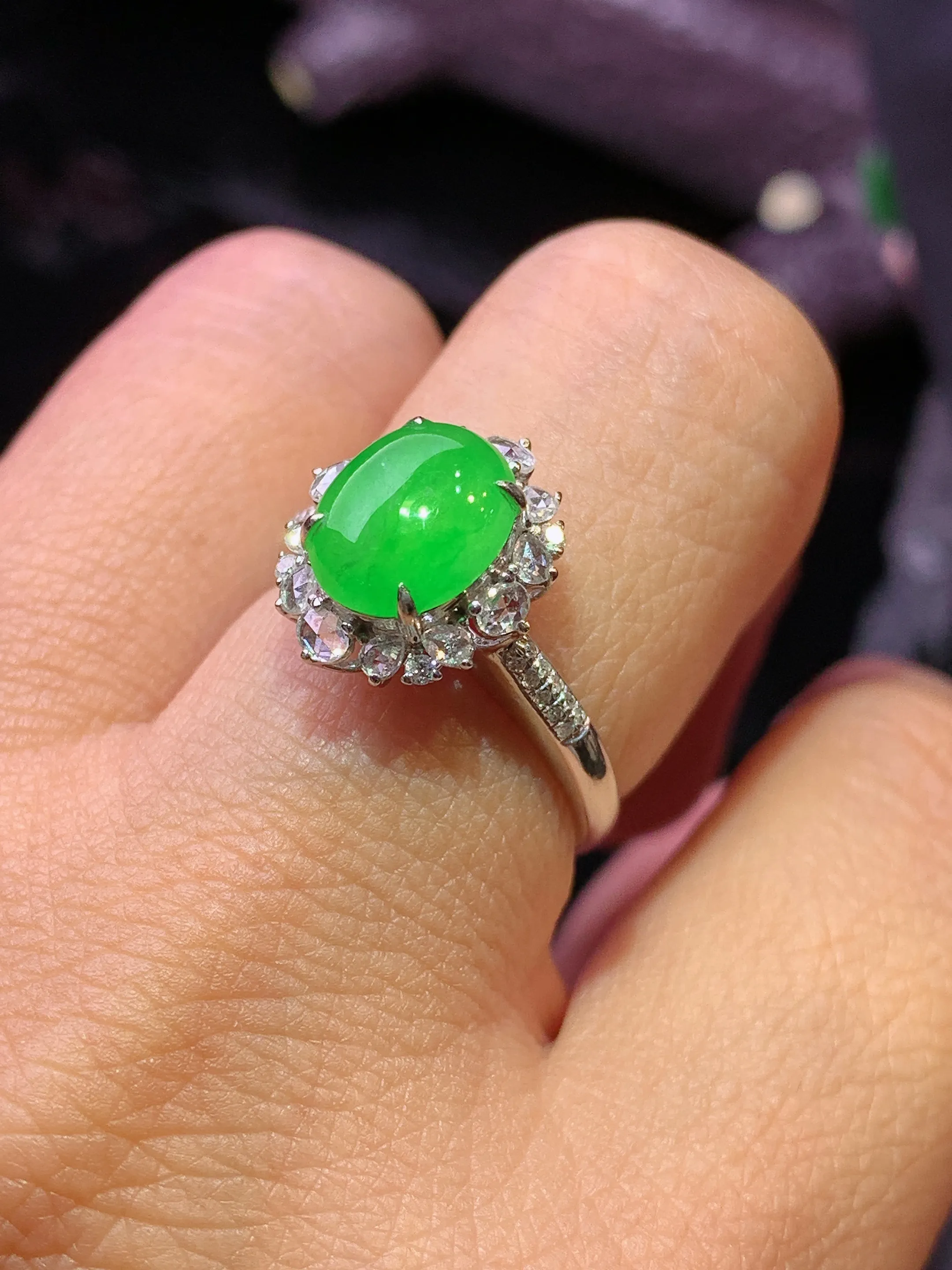 18k金钻镶嵌翠绿蛋面 玉质细腻 色泽清新艳丽 圈口12.5 整体尺寸13.2*11.6*8.5