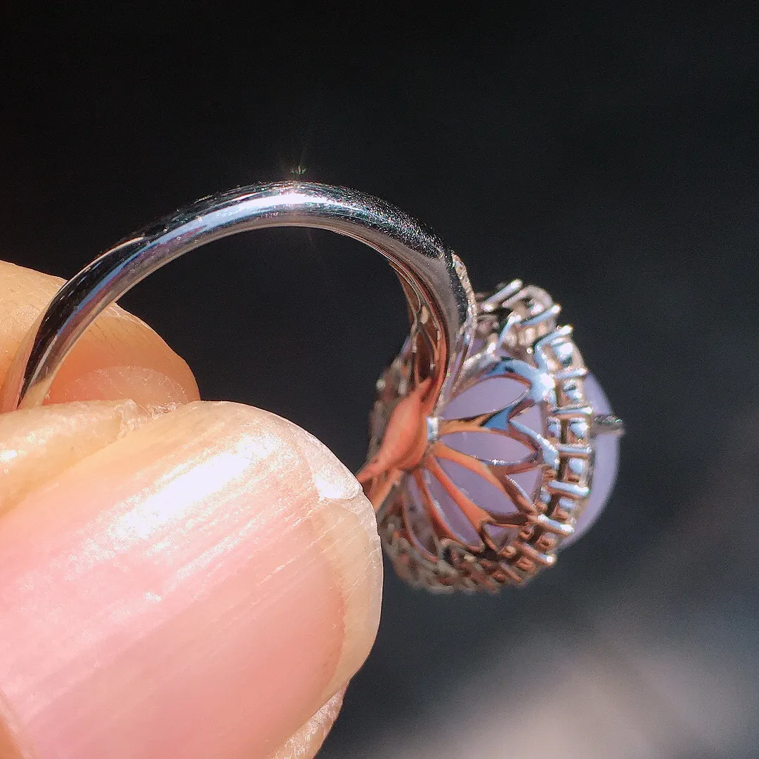 紫罗兰蛋面戒指，色泽均匀艳丽，玉质细腻，荧光感超
强，饱满圆润，尽显优雅气质，18k
金豪华镶嵌