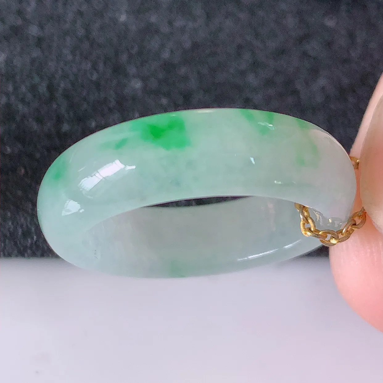 自然光实拍，冰飘阳绿翡翠指环，16.6mm内径翡翠指环，玉戒指，玉质莹润，好精美好冰润的指环，13圈口，上手纤巧！#1.4尺寸16.6*5.6*3.2