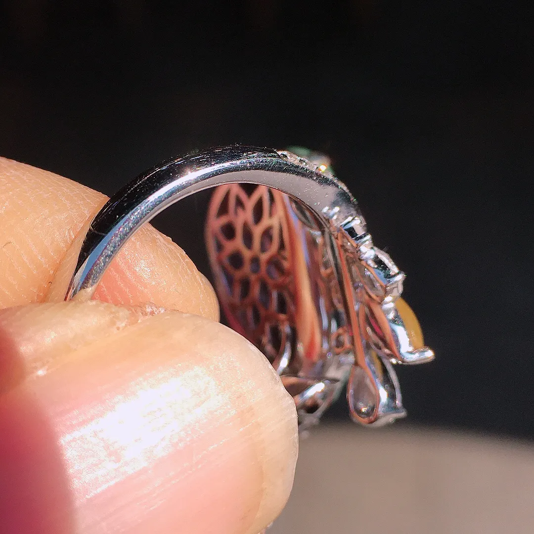 冰种福豆戒指，玉质细腻，荧光感超
强，饱满圆润，尽显优雅气质，18k
金豪华镶嵌