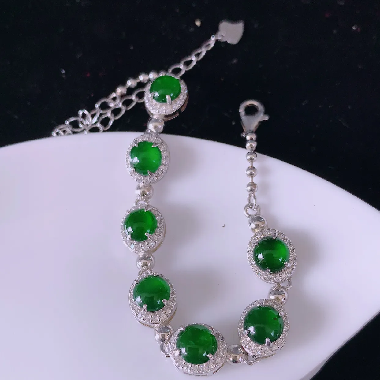 冰透满绿翡翠925银镶嵌手链，自然光实拍，翠色灵动，颜色漂亮，种老水足，品相佳，佩戴佳品！#97.4取一整体9*7.5*5.5裸石5.5*5.8