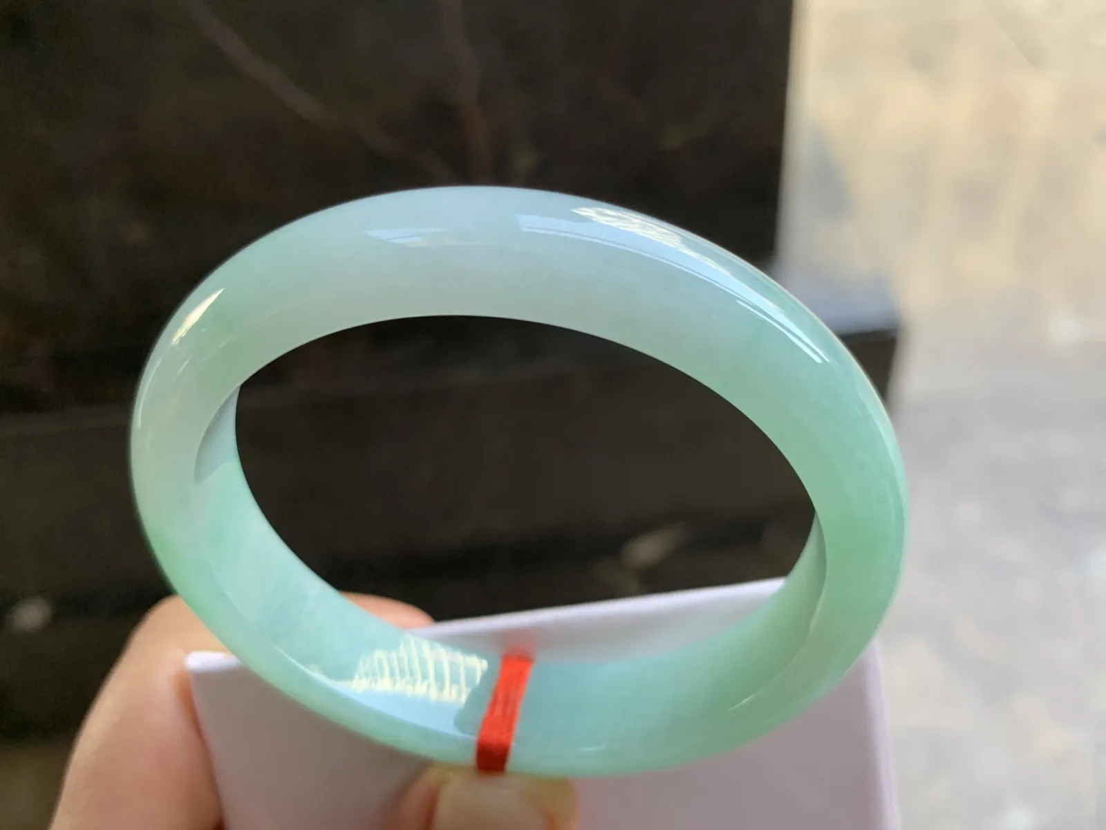 56-12.7-7.5mm
带底色贵妃手镯 底子细腻 颜色清新 正圈54可带