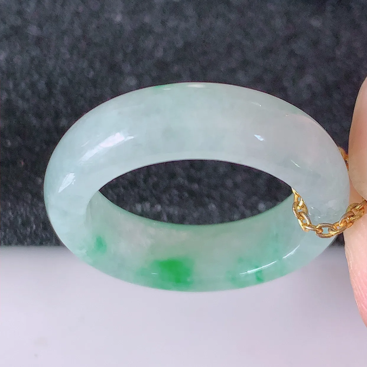 自然光实拍，冰飘阳绿翡翠指环，16.6mm内径翡翠指环，玉戒指，玉质莹润，好精美好冰润的指环，13圈口，上手纤巧！#1.4尺寸16.6*5.6*3.2