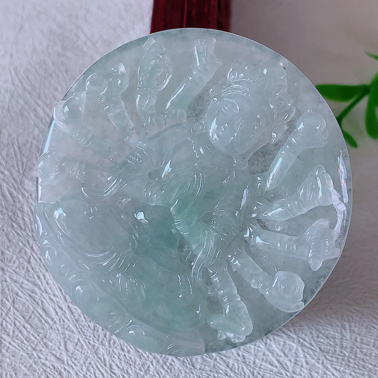 自然光实拍，冰飘花翡翠千手观音菩萨吊坠，赐福观音，玉润通透，慈祥端庄！#46.2