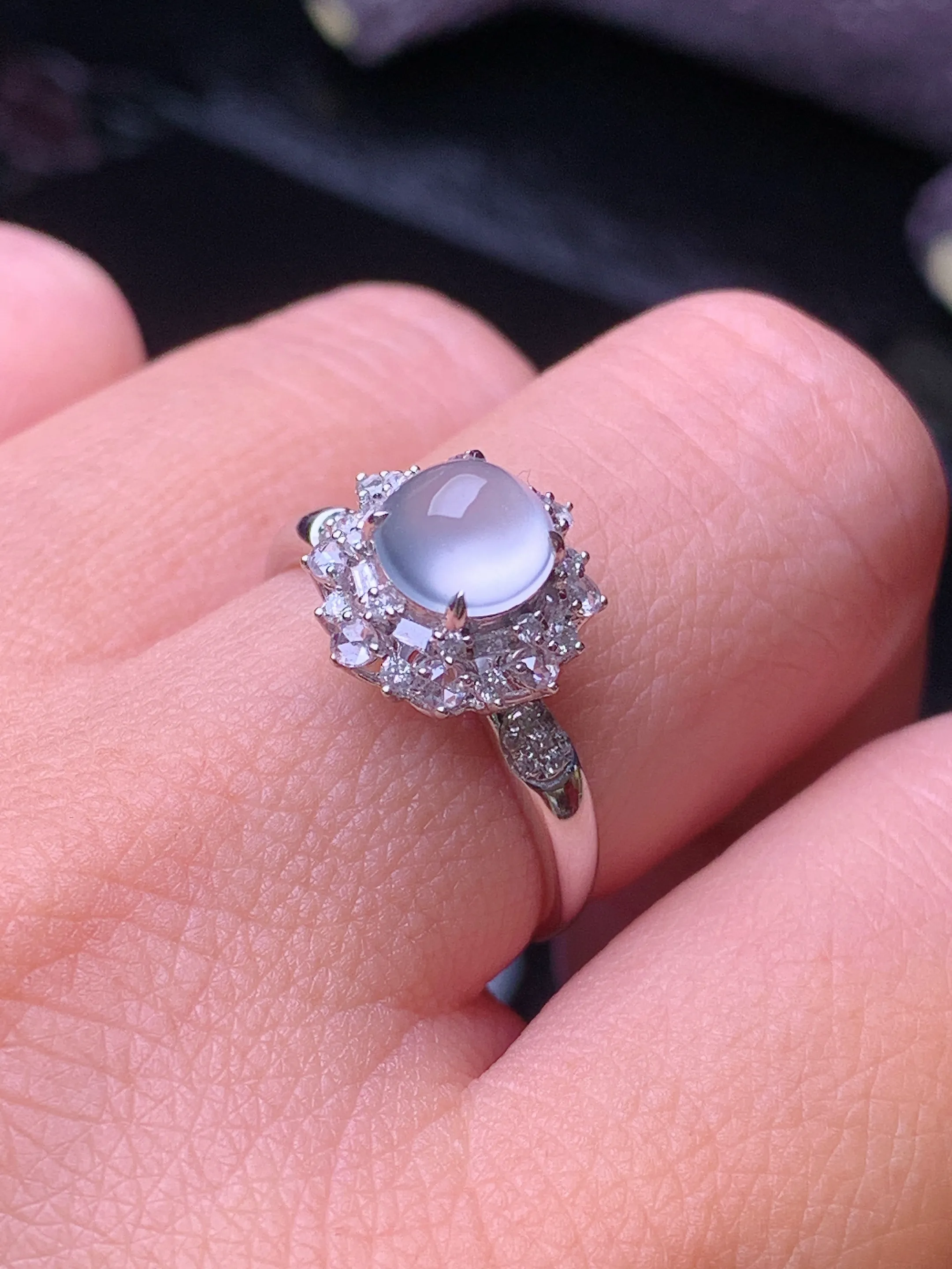 18k金钻镶嵌冰种蛋面戒指 玉质细腻 色泽艳丽清新 圈口14.5 整体尺寸11.5*10