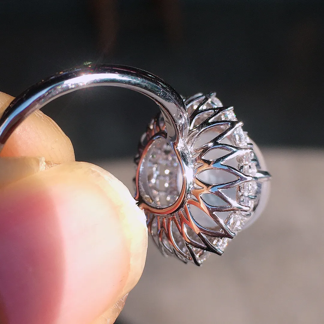 冰种蛋面戒指，玉质细腻，荧光感超
强，饱满圆润，尽显优雅气质，18k
金豪华镶嵌