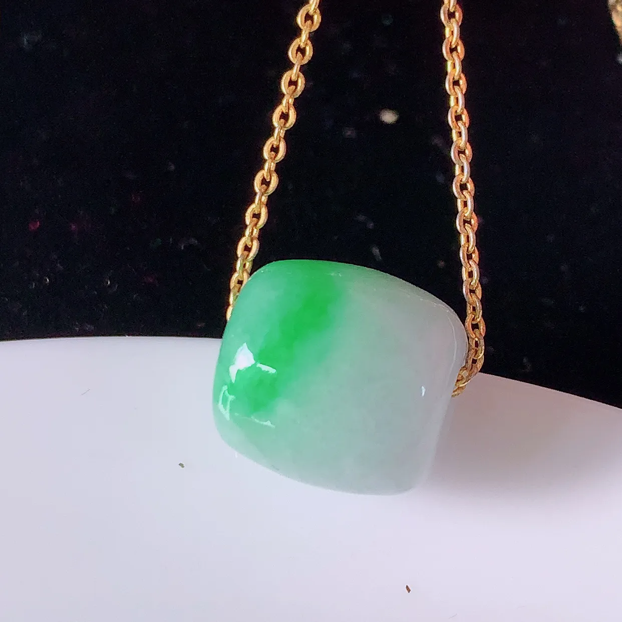 自然光实拍，冰润飘阳绿翡翠路路通吊坠，寓意时来运转、财源滚滚，款式新颖时尚，日常百搭的款！配图银链#05.4